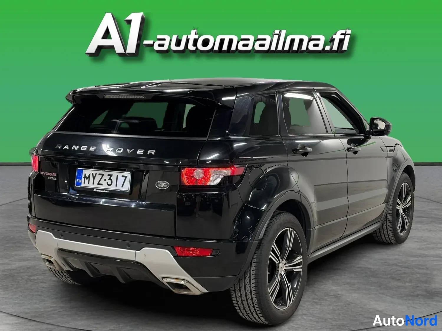 Takaviisto: Musta Range Rover Evoque takaa hieman sivulta kuvattuna, harmaa alakori ja mustat kevytmetallivanteet.