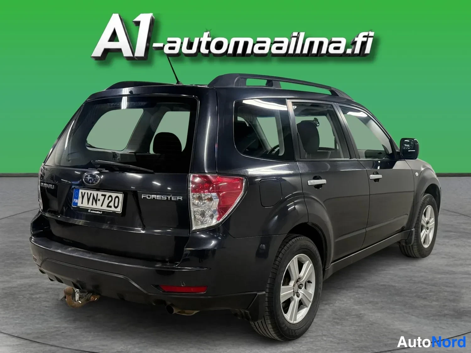 Takaviisto: Subaru Foresterin takaosa vasemmalta, FORSTER-teksti takaluukissa ja rekisteritunnus