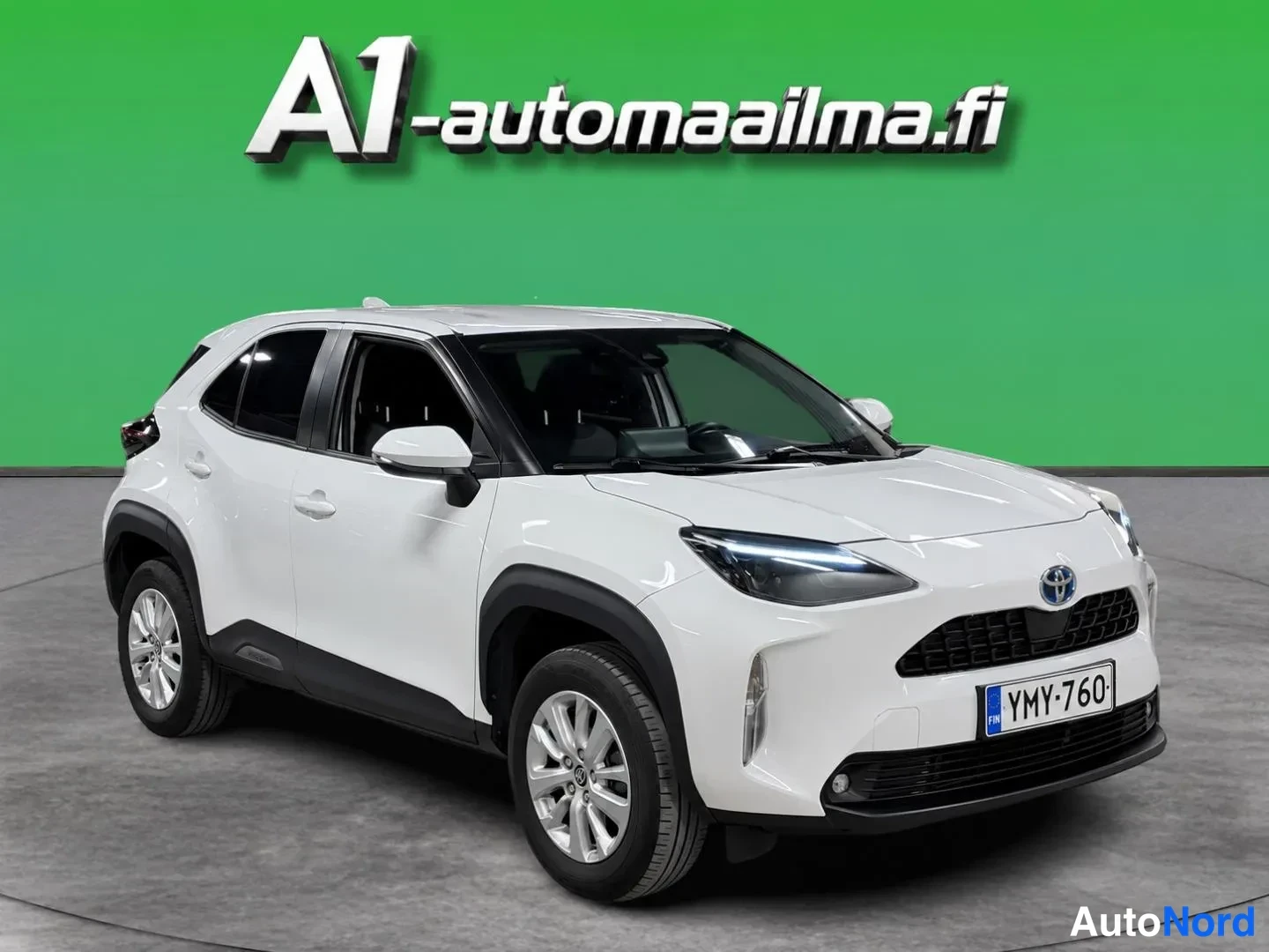 Etuviisto, nokka oikealle: Valkoinen Toyota Yaris Cross etukulmasta oikealta, rekisterikilpi.
