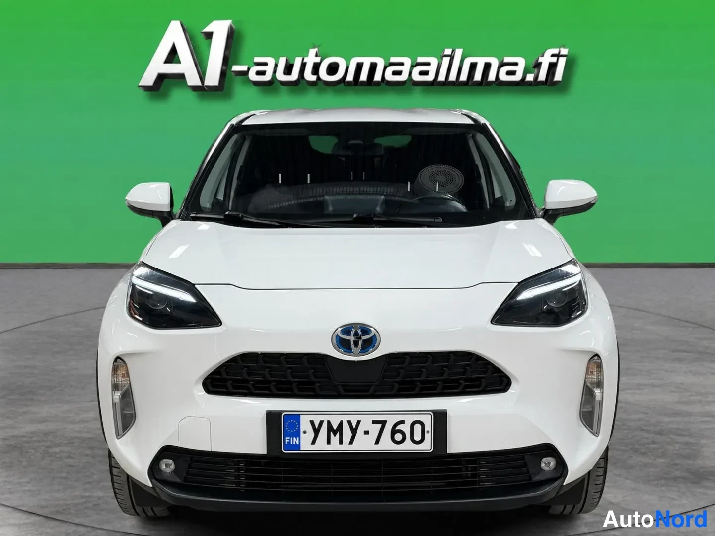 Edestä: Valkoinen Toyota Yaris Cross suoraan edestä, rekisterikilpi.