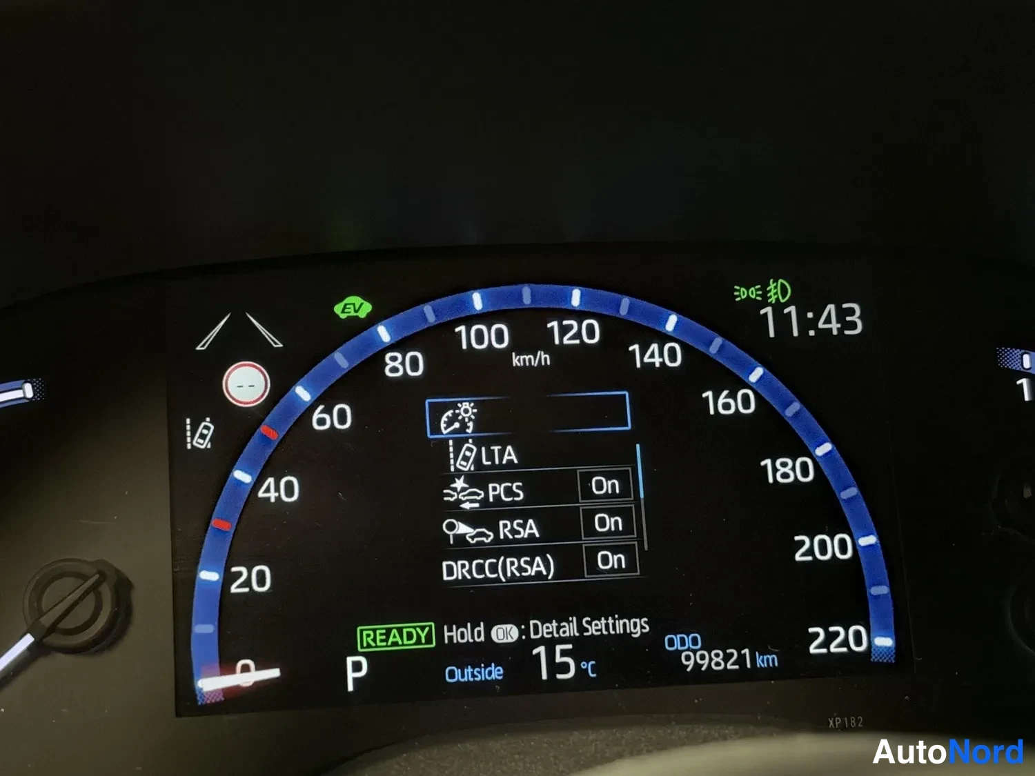 Muu: Mittariston lähikuva: hybridi-READY-tila, nopeusmittari 0–220 km/h, kuljettaja­tukijärjestelmät (LTA, PCS, RSA, DRCC(RSA)) päällä, lukumäärä ODO 99821 km, kello