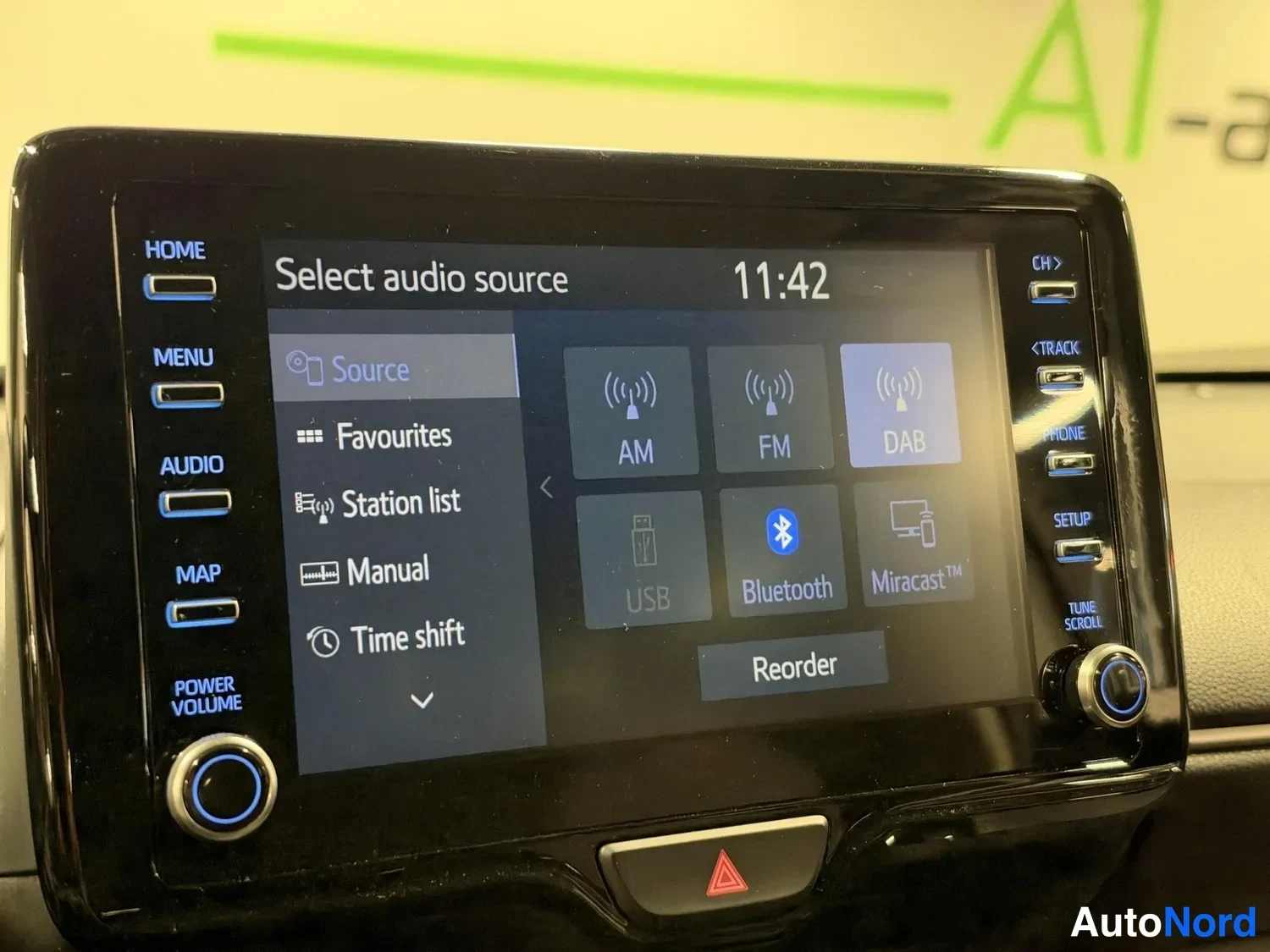 Muu: Infotainment-näyttö, jossa avoinna äquilähteen valikko (Source, Favourites, Station list, Manual, Time shift) ja lähteinä AM, FM, DAB, USB, Bluetooth ja Mircast