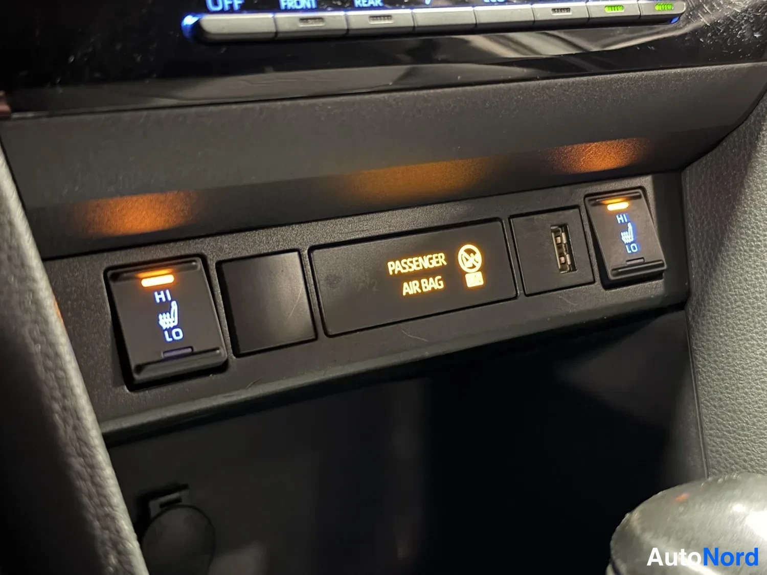 Muu: Kojelautakonsolin napit: kaksi lämmitettävän istuimen kytkintä (HI/LO), USB-portti ja PASSANGER AIR BAG -kytkin.