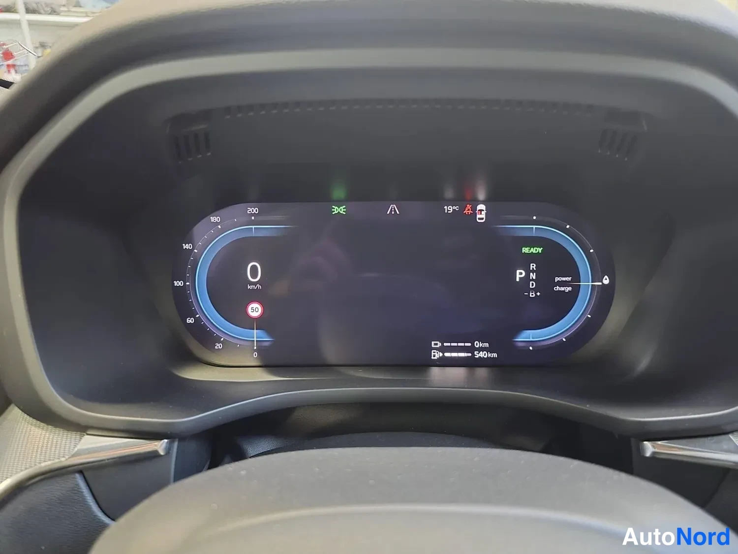 Muu: Digitaalinen mittaristo näyttää pysähtyneenä (P), nopeus 0 km/h, READY-merkintä, ulkolämpötila 19 °C sekä sähkö- ja polttoainepalkit (0 km / 340 km).