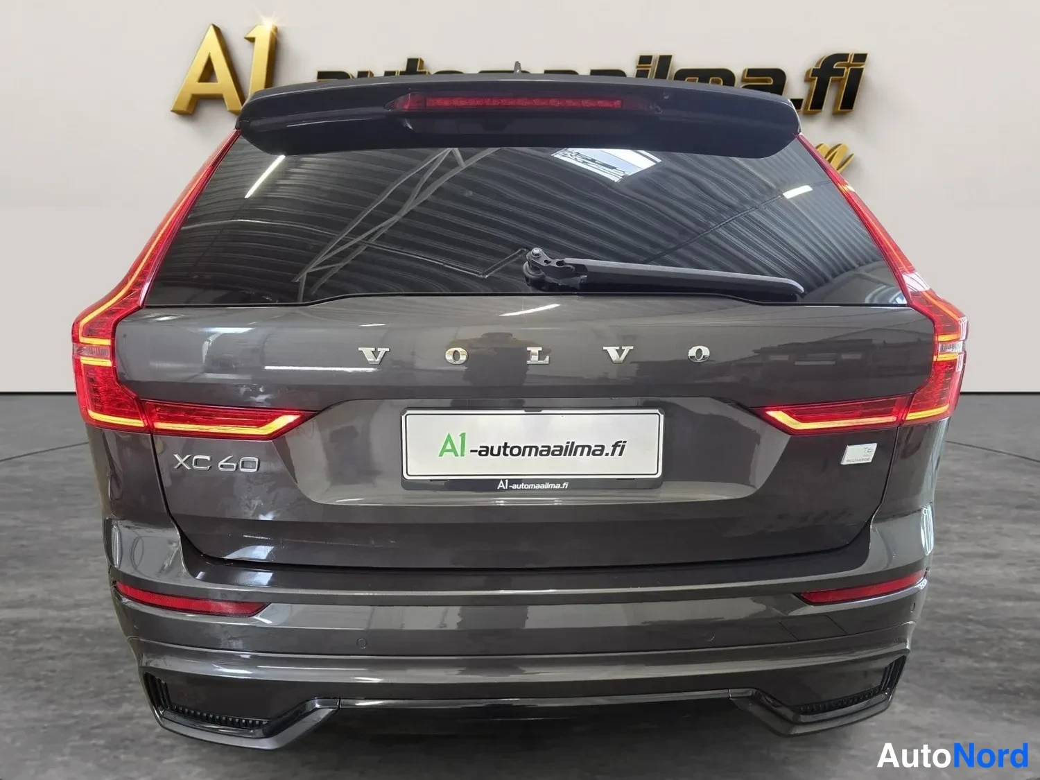 Takaa: Volvo XC60:n takaa näkyvä perä: XC60-tunnus, VOLVO-kirjaimet, polaroidin punaiset takavalot ja A1-automaailma.fi-kyltti rekisterikilven paikalla.