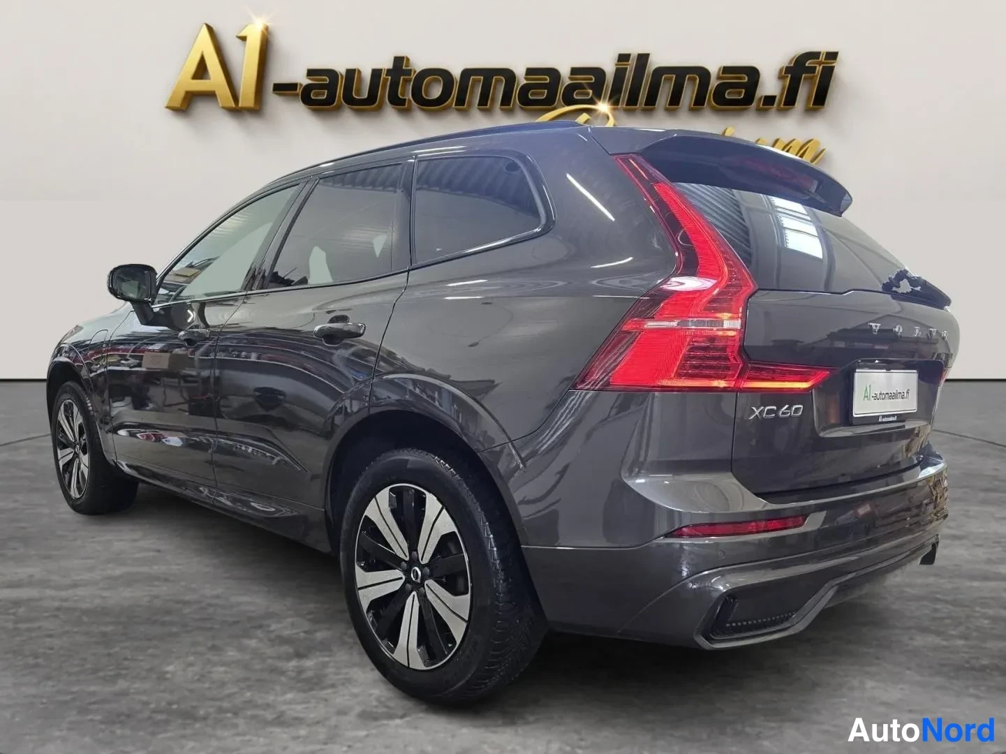 Takaviisto: Volvo XC60 takaviistosta: tummanharmaa koripaneeli, punainen takavalo, XC60-tunnus ja kevytmetallivanne näkyvällä kyljellä.