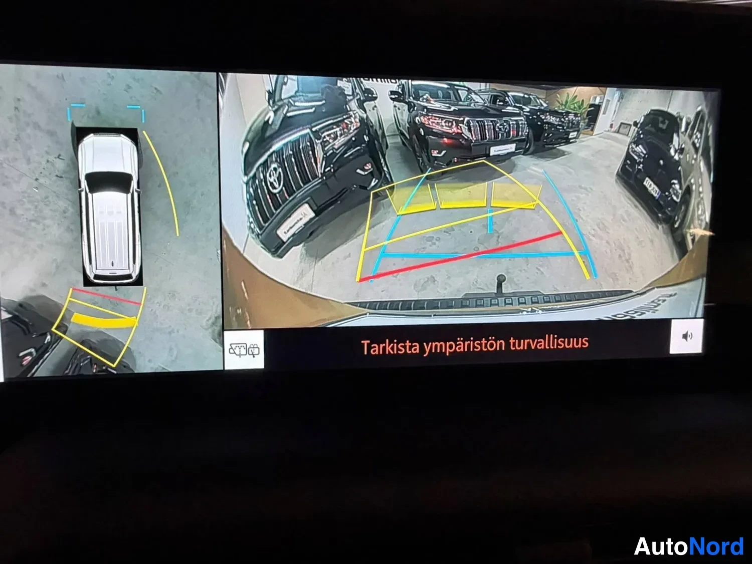 Muu: Infotainment-näytöltä 360-asteen ympärivistymäkamera; teksti 'Tarkista ympäristön turvallisuus'.