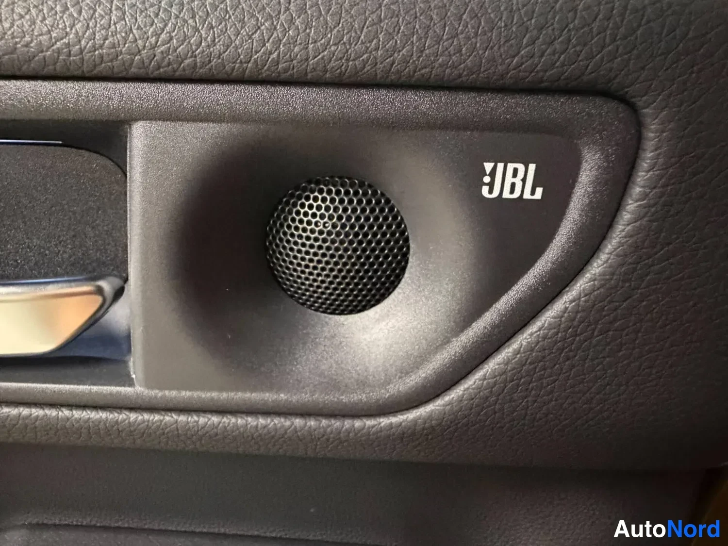 Muu: Oven sisäpanaalin JBL-kaiutinelementti; merkintä 'JBL' näkyvissä.