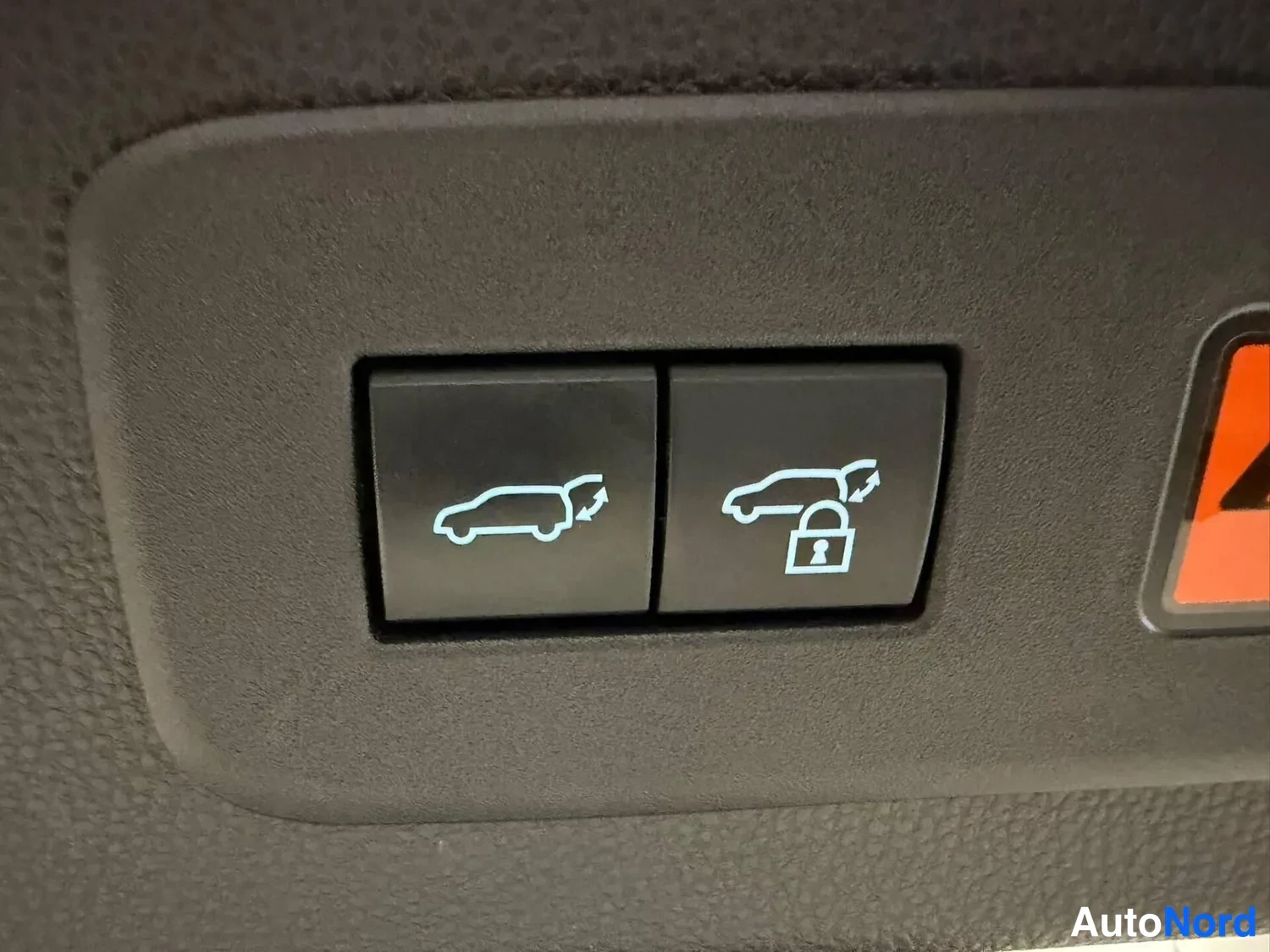 Muu: Kaksi painiketta autoikkunakuvioilla: sähkötakaluukun avaus ja lukitus painikkeet.