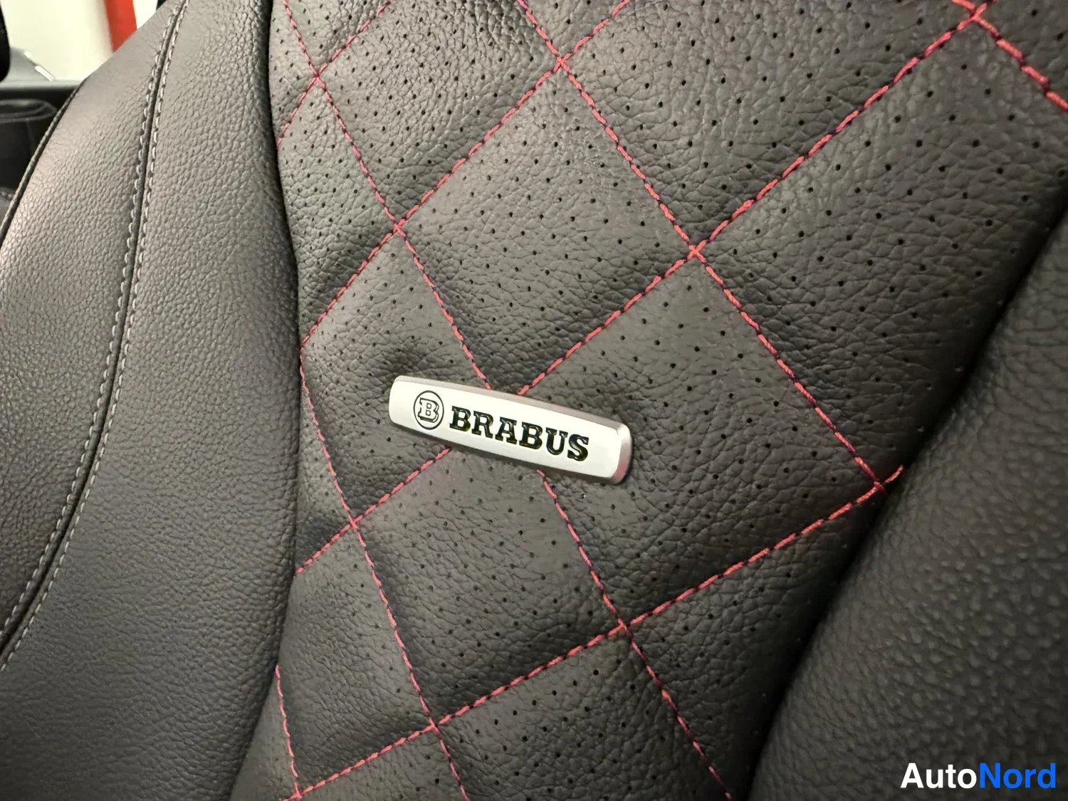 Muu: Musta, punaisesti ompeleilla ruutupiilotettu nahkaistuin BRABUS-kiinnitteellä.