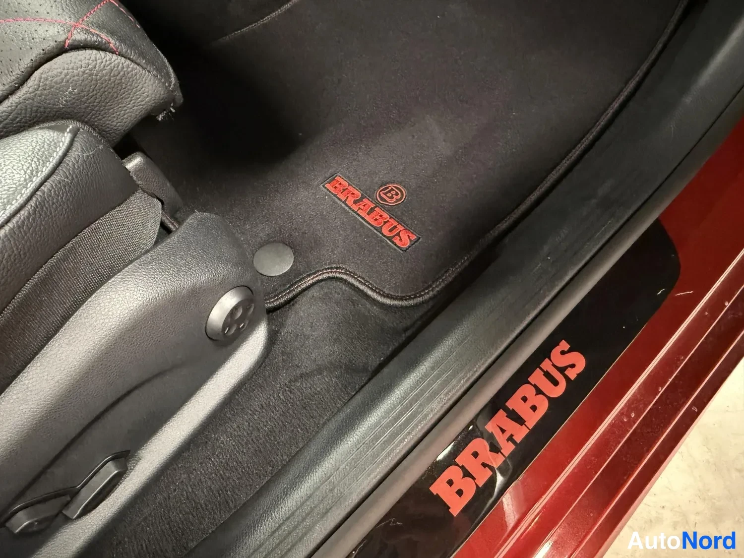 Muu: Lattiassa musta matto punaisella BRABUS-tekstillä ja kynnyksen BRABUS-lista, punainen ovipohja.