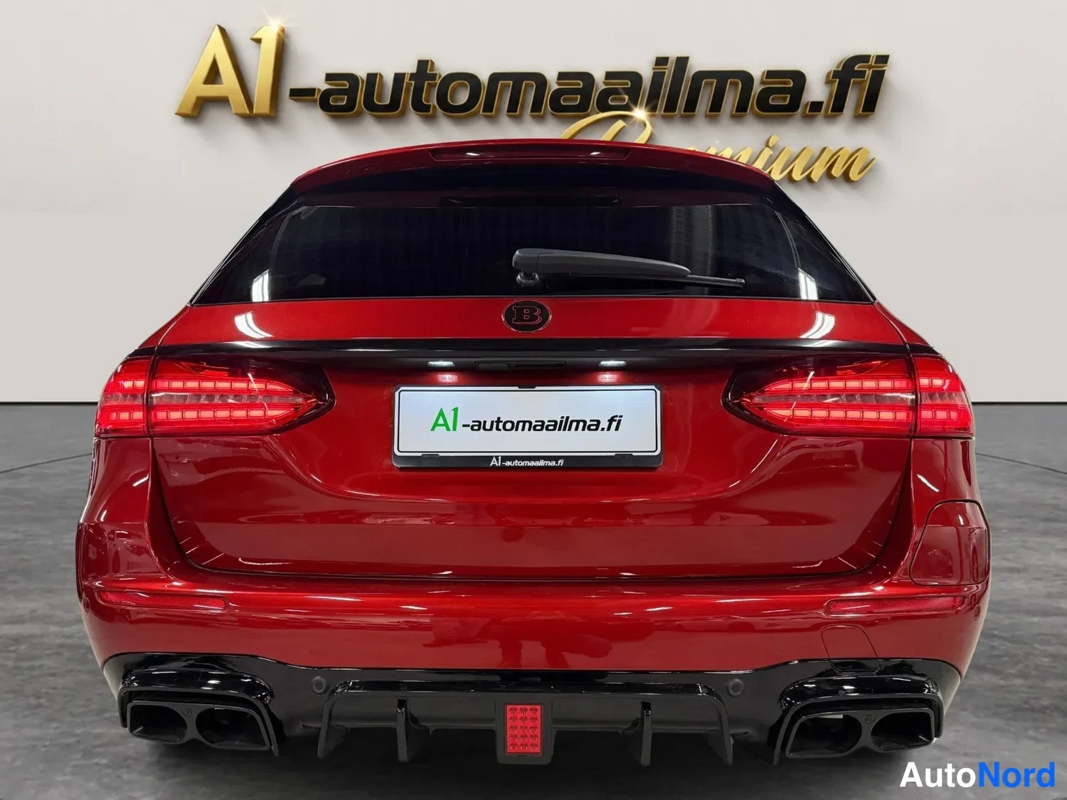 Takaa: Punainen farmariauto takaa, kaksosputkisto ja tummat takavalot