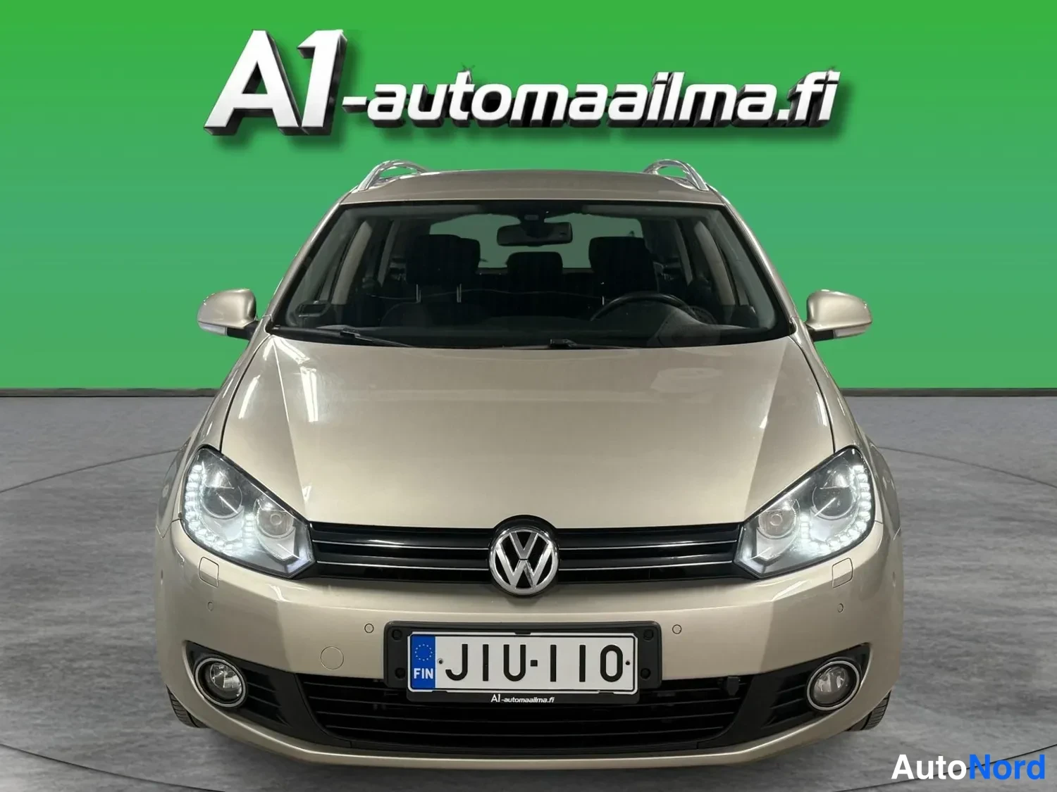 Edestä: Volkswagen Golf Variant suoraan edestä, VW-merkki ja -rekisteritunnus näkyvät keulassa.