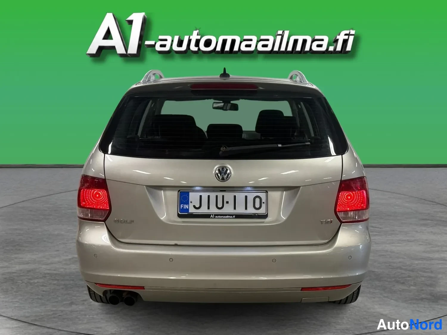 Takaa: Volkswagen Golf Variantin takaapäin otettu kuva: rekisterikilpi, GOLF- ja TSI-merkinnät, kattokaiteet ja kaksoispakoputki.