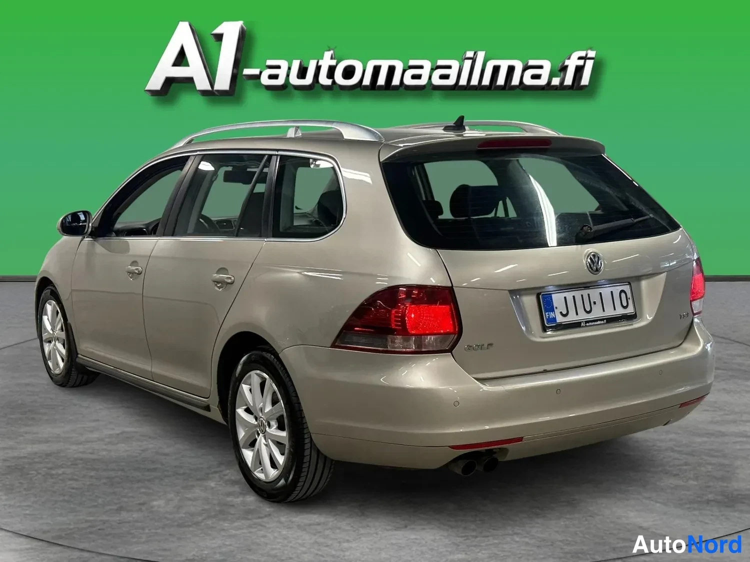 Takaviisto: Volkswagen Golf Variant takaapäin vasemmalta sivulta kuvattuna; hopeanbeige korirakenne, kattokaiteet ja rekisterikilpi.