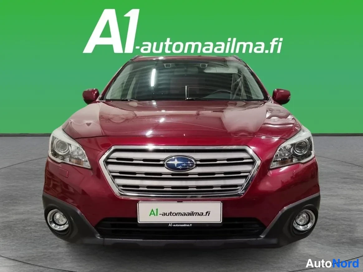 Edestä: Punainen auto suoraan edestä kuvattuna, etusäleikkö ja Subaru-merkki sekä sumuvalot näkyvissä.