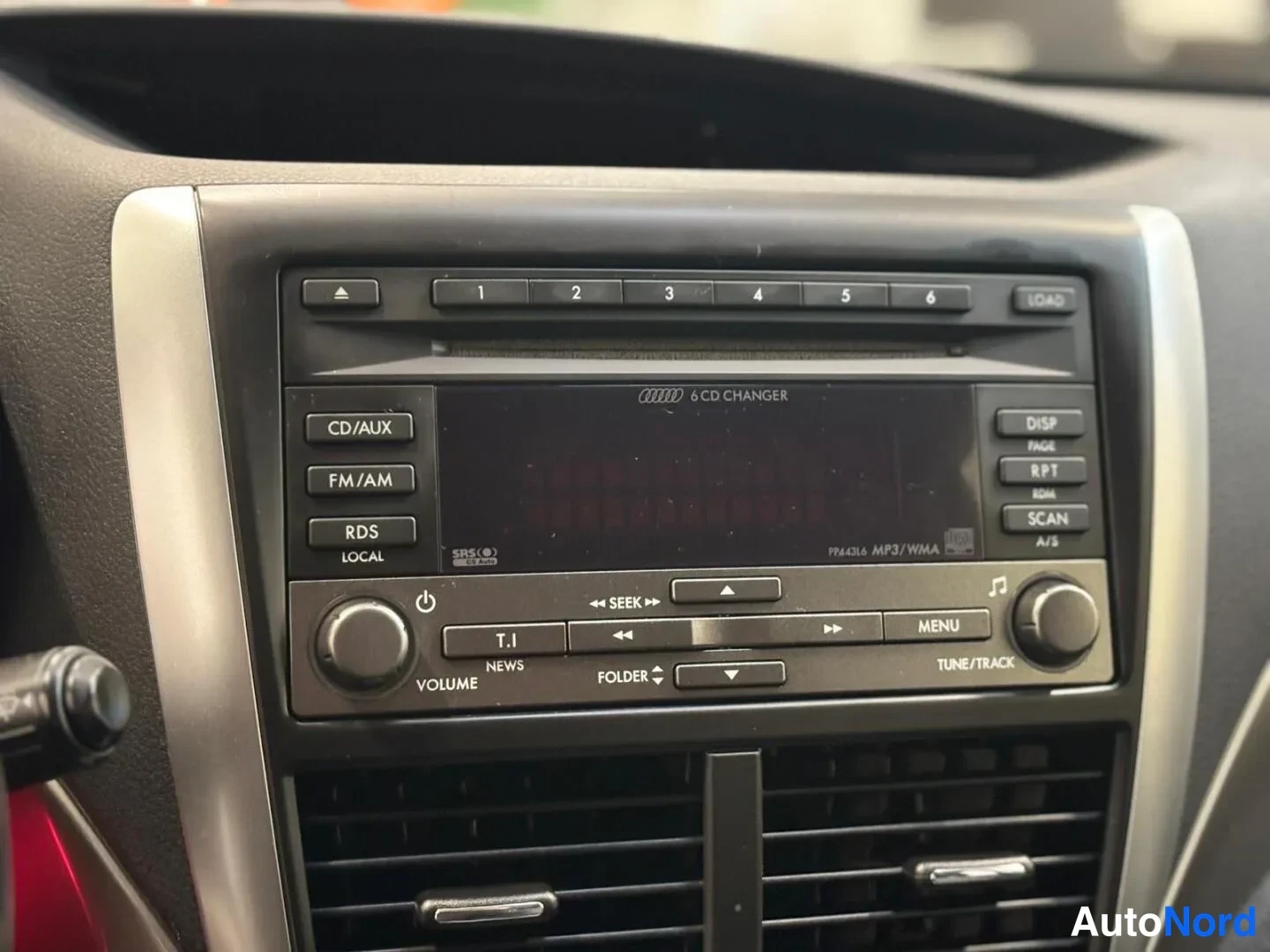 Muu: Keskikonsolin radio- ja CD-yksikkö lähikuvassa: näppäimet CD/AUX, FM/AM, RDS ja teksti 6 CD CHANGER.