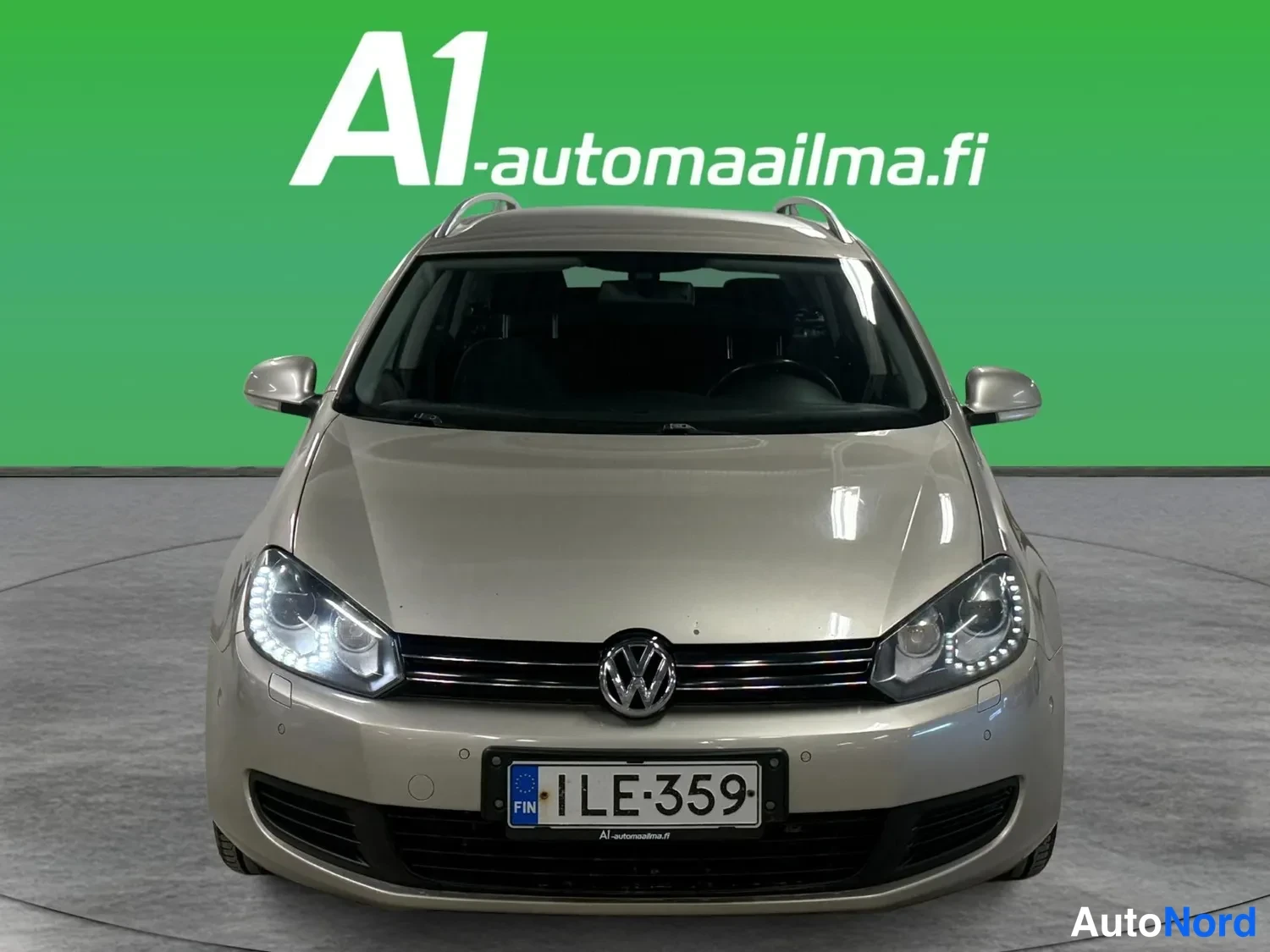 Edestä: Auton etupuoli suoraan edestäpäin.