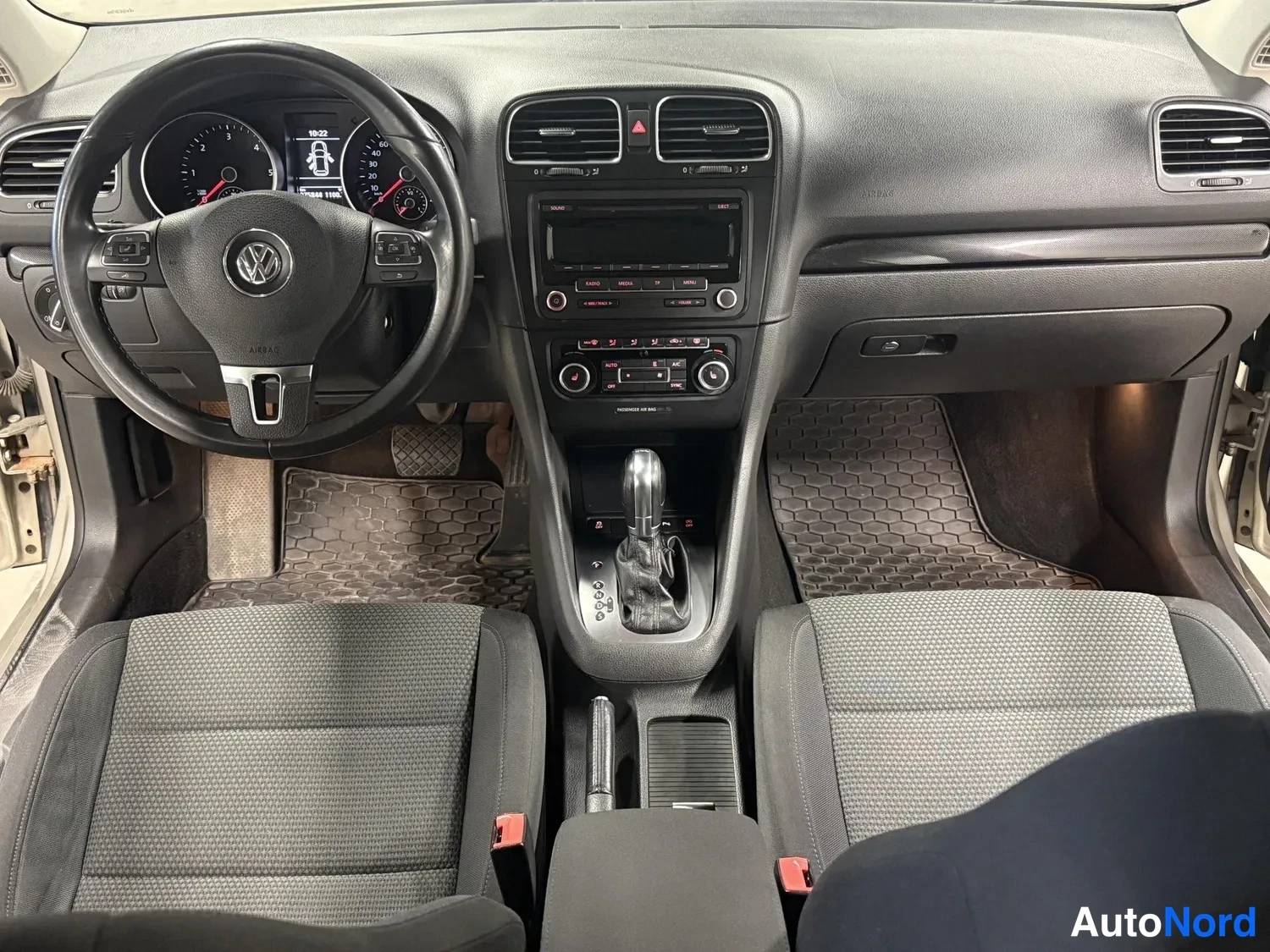 Edestä: Ohjaamo edestä: VW-ohjauspyörä, mittaristo, radiopaneeli, DSG-vaihteenvalitsin ja kaksi etuistuinta.
