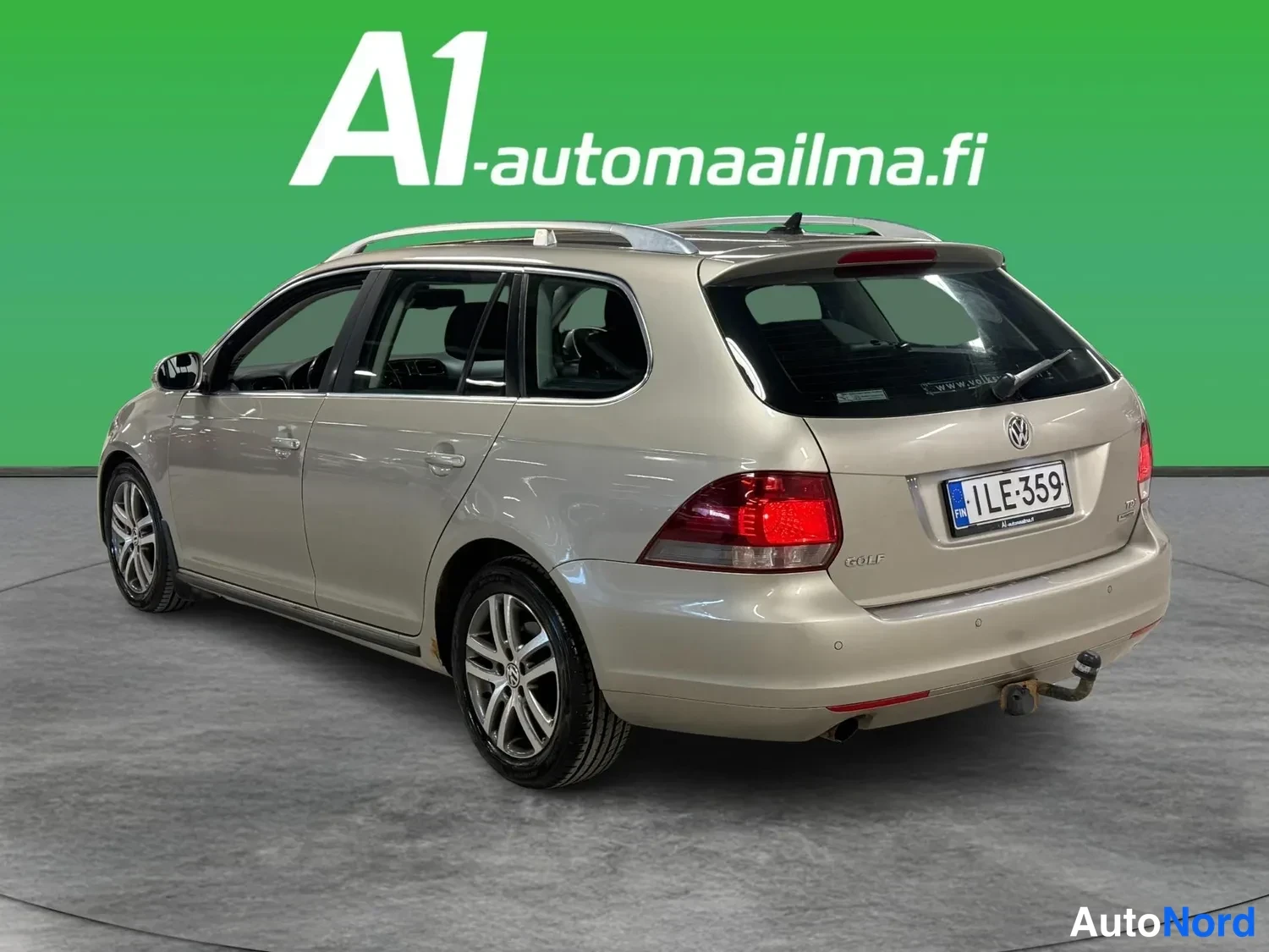 Takaviisto: Auton takanurkka vasemmalta taakse, rekisteritunnus.
