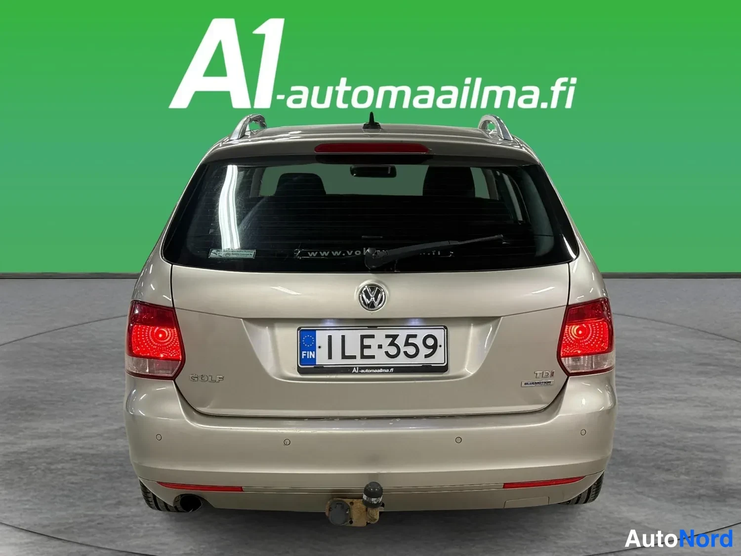 Takaa: Volkswagen Golf Variantin takaosasta suoraan taakse kuvattu kuva; näkyvissä punaiset takavalot, VW-merkki, -rekisterikilpi, Golf- ja TDI-embleemit, kattokaiteet