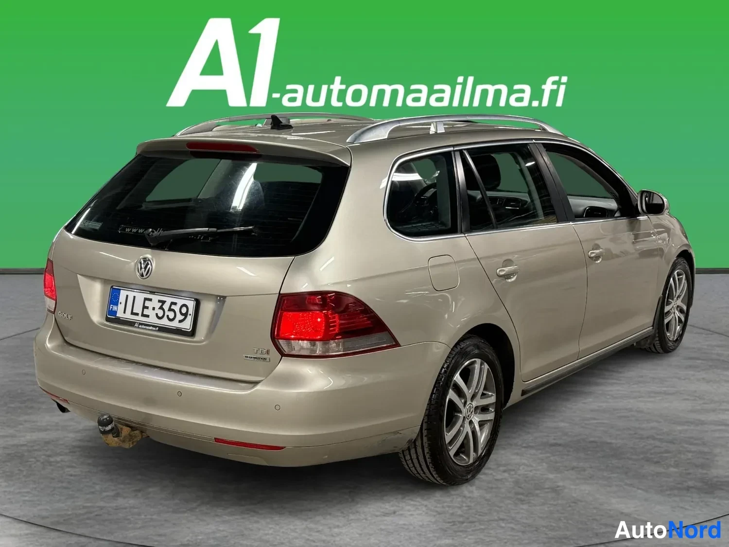 Takaviisto: Volkswagen Golf Variant takaa viistosti vasemmalta kuvattuna; näkyvään takamoottoritilan kansi, takavalot, rekisterikilpi, kattokaiteet, vetokoukku ja auton vas