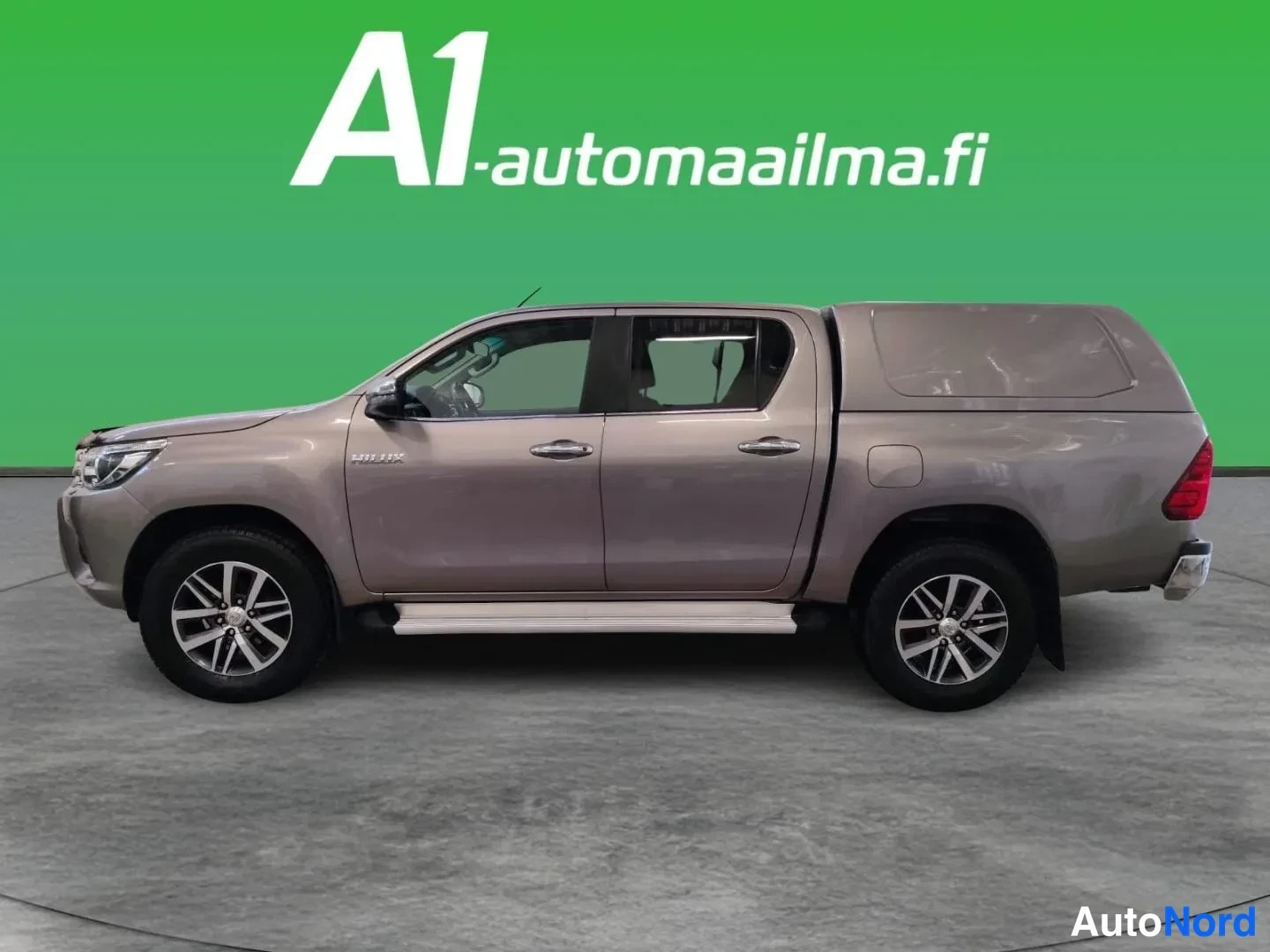Sivulta: Auton sivukuva, keula osoittaa vasemmalle.