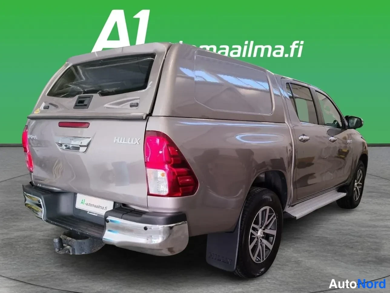 Takaviisto: Auton perä ja sivu kuvattuina takaa vasemmalta.