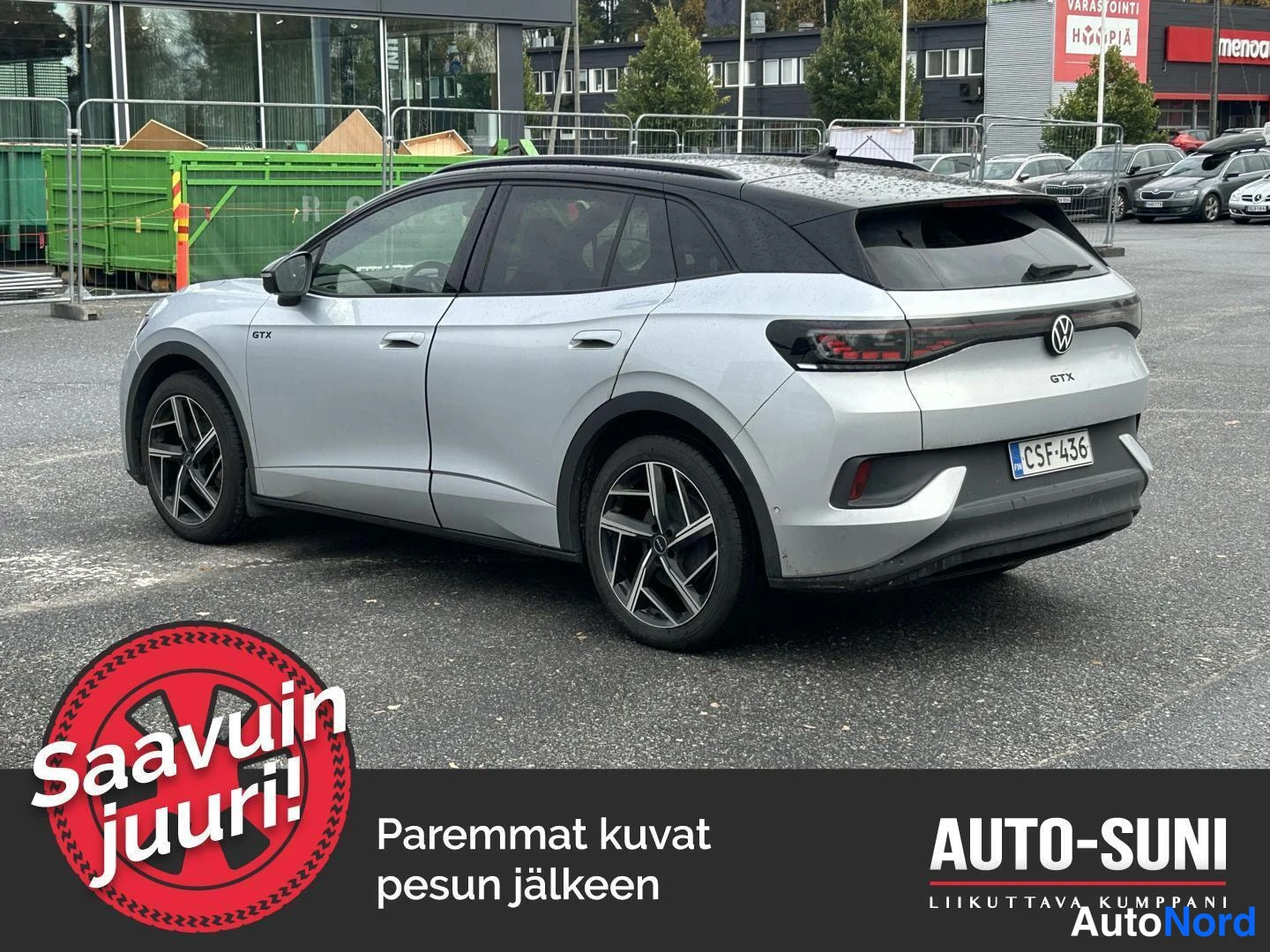 Takaviisto: Hopeinen Volkswagen ID.4 GTX takaviisto kuva oikealta, rekisterikilpi, tumma kontrastikatto.