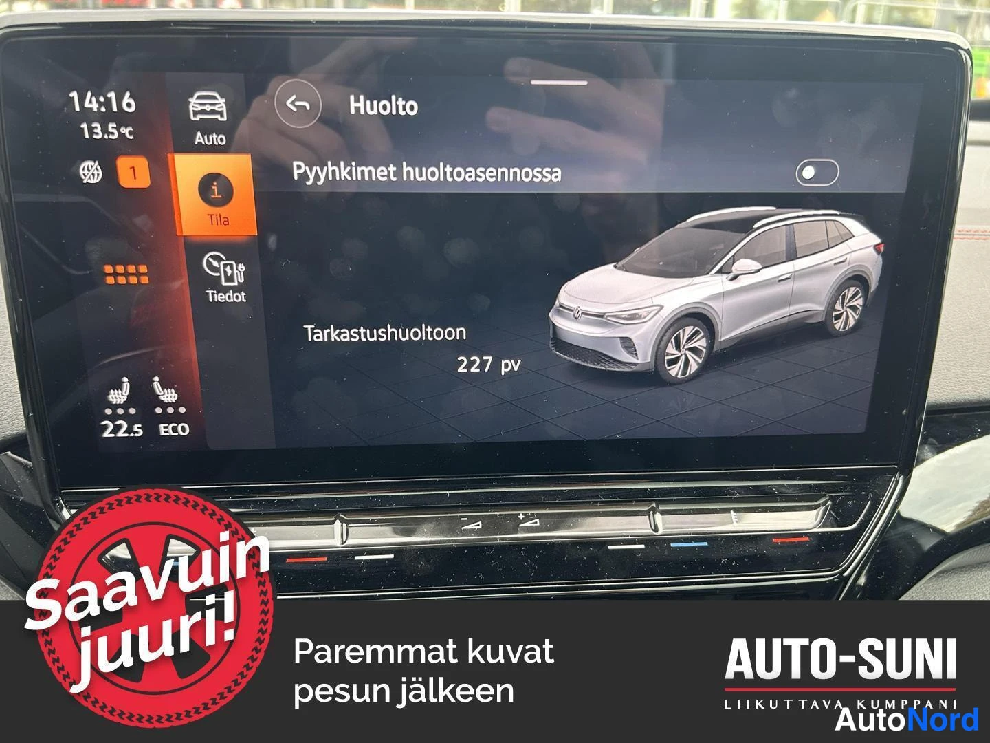 Muu: Auton näyttö Huolto-valikossa, teksti 'Pyyhkimet huoltoasennossa' ja 'Tarkastushuoltoon 227 pv', kuvalla mallia.