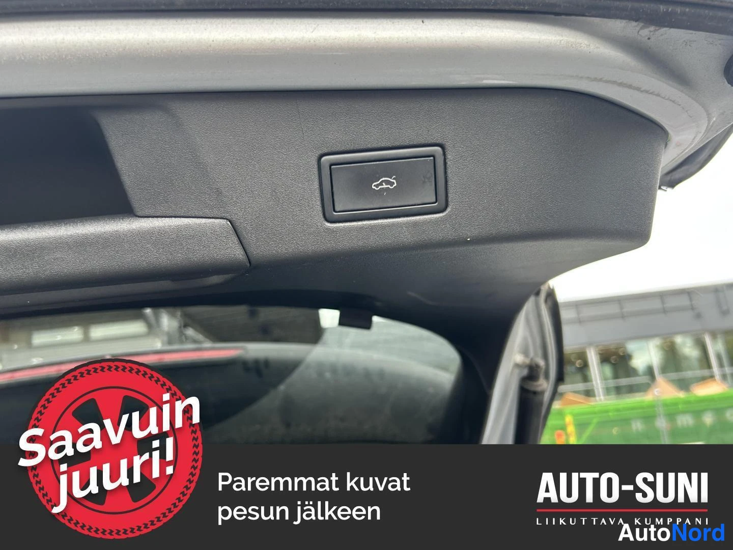 Muu: Avatun takaluukun sisäpinnalla oleva sähkötoimisen takaluukun suljinpainike autonkuvakkeella.