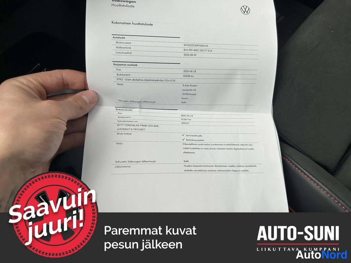 Muu: Käsi pitää Volkswagenin huoltotulostetta, jossa näkyy ajoneuvotiedot ja korjaamon merkinnät.