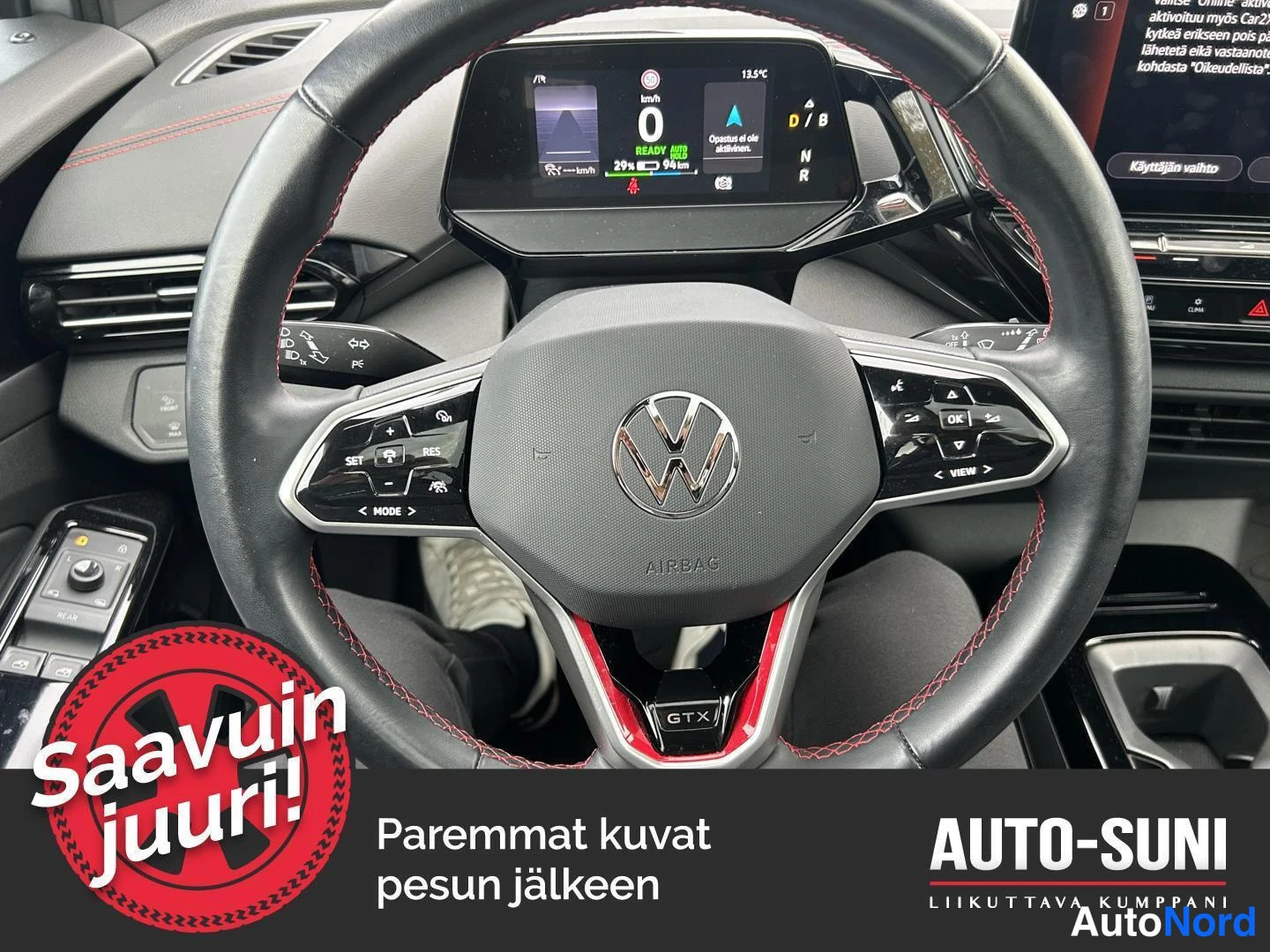 Muu: Ohjauspyörä ja kuljettajan näyttö Volkswagenin sisätiloissa; mittarinäytössä teksti READY, 0 km/h, 29 % akku ja 94 km, ohjauspyörän alaosassa merkintä GTX ja AI