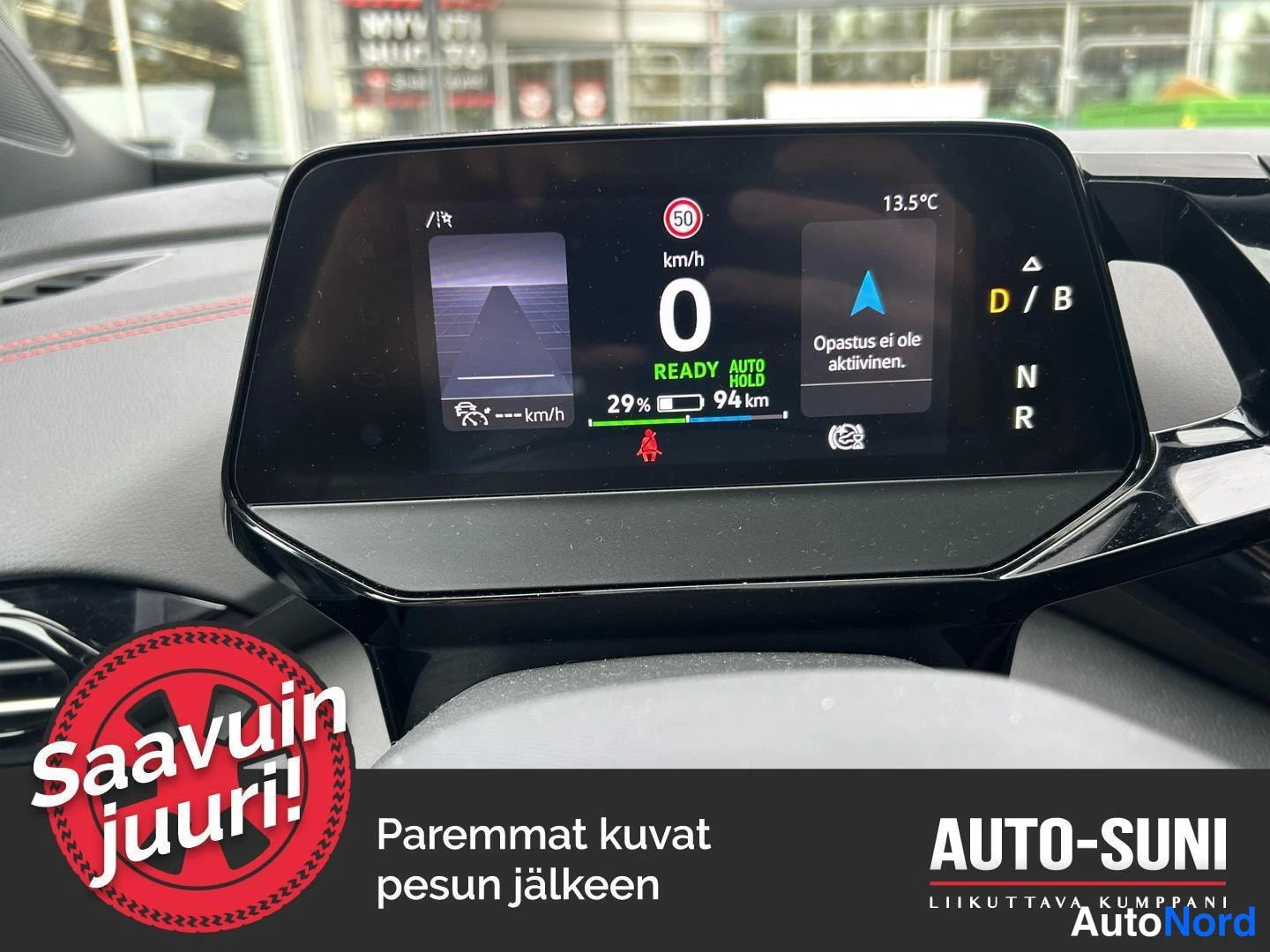 Muu: Lähikuva digitaalisesta mittaristosta: 0 km/h, READY, AUTO HOLD, 29 % akku, 94 km, lämpötila 13,5 °C, teksti Opastus ei ole aktiivinen ja vaihdet D / B, N, R.