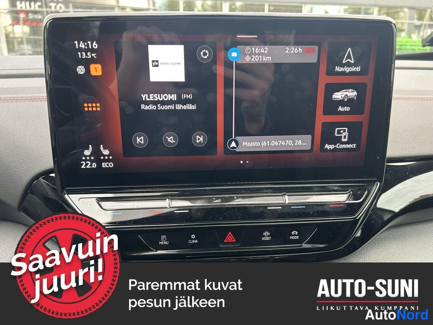 Muu: Kojelaudan suuri kosketusnäyttö näyttää radiota (YleSuomi FM), navigointia, Auto- ja App-Connect-valikoita sekä ilmastoinnin 22,0 ECO -asetuksia.