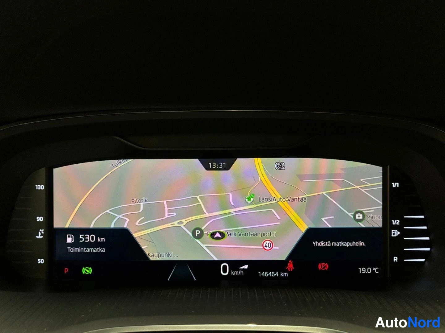 Muu: Digitaalinen mittaristo karttanäkymällä; näytössä lukemat 13:31, 530 km toimintamatka, 146464 km, 19.0 °C ja merkintä 'Yhdistä matkapuhelin.'