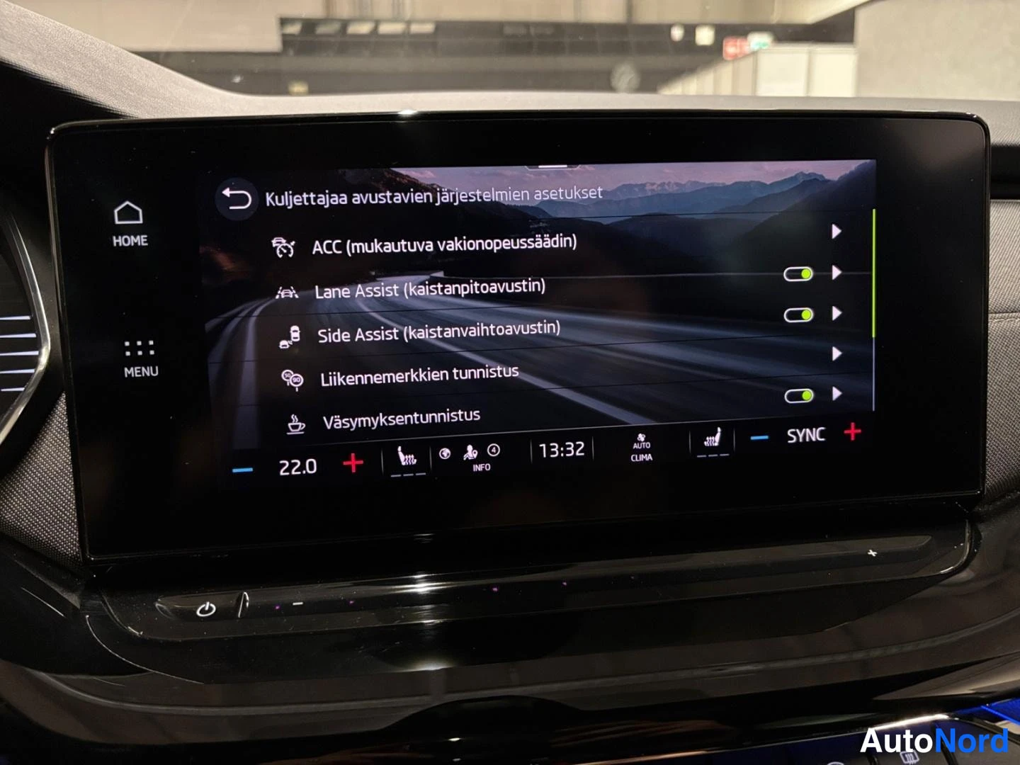 Muu: Näytöllä kuljettajaa avustavien järjestelmien asetusvalikko: ACC, Lane Assist, Side Assist, liikennemerkkien tunnistus ja väsymyksentunnistus.