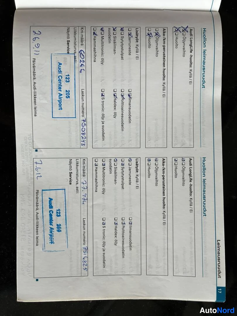 Muu: Avattu huoltokirja, sivu 17, jossa kaksi huoltoleimausruutua Audi Center Airport -leimoilla ja käsin merkityt päivämäärät.