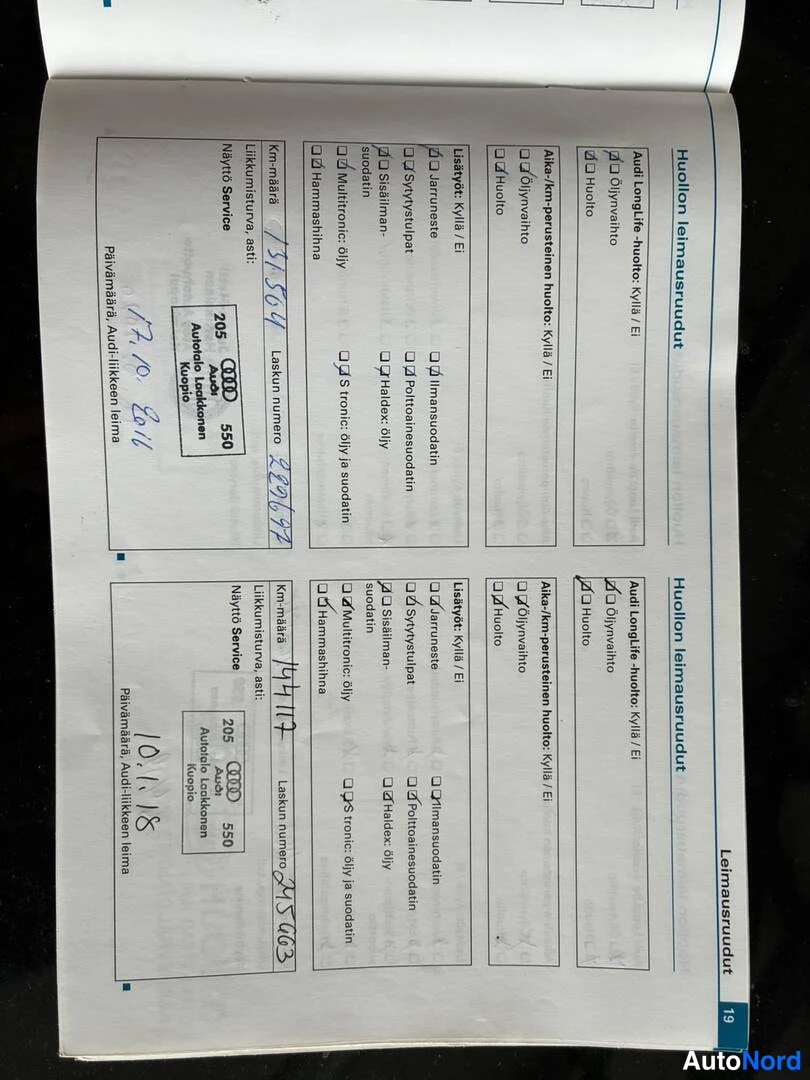 Muu: Avattu huoltokirja, sivu 19, jossa kaksi huoltoleimausruutua Audi Kauklahti -leimoilla ja käsin merkitty km-määrä.