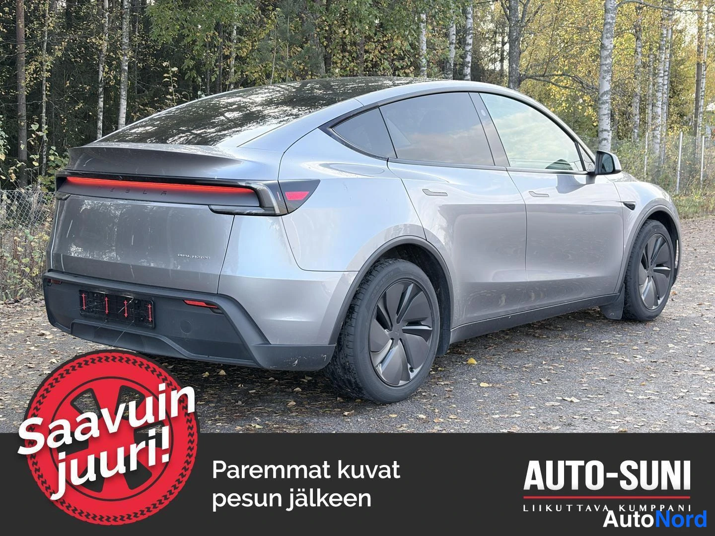 Takaviisto: Tesla Model Y -katumaasturi hopeanharmaana takakulmasta vasemmalta, punainen takavalo ja tiedoton rekisterikilpi.