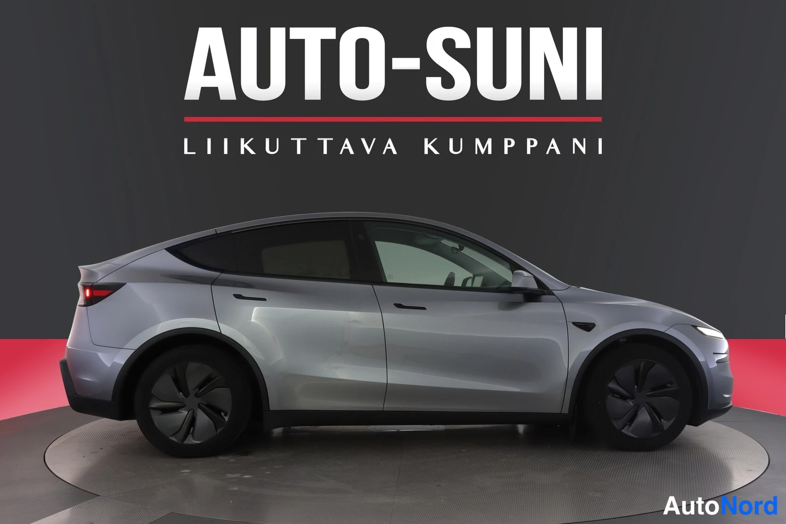 Hopea Tesla Model Y 2025, etuviisto, keula oikealle, kuva 4