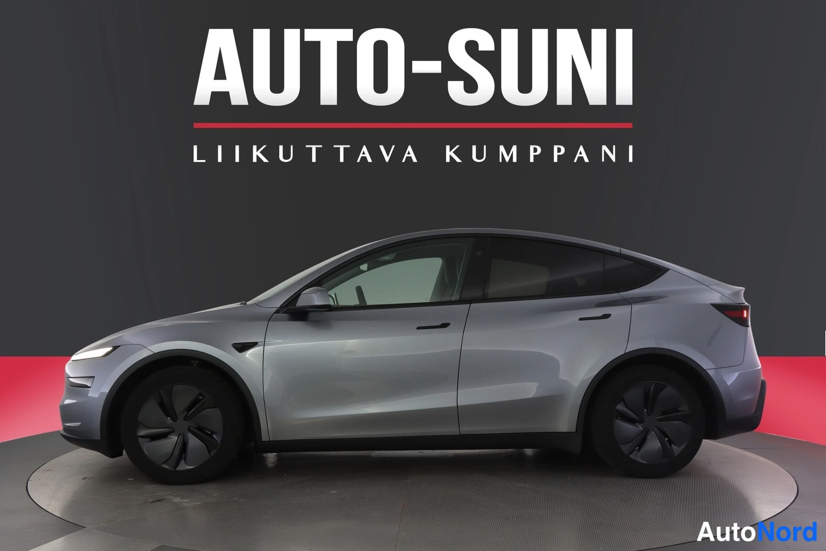 Hopea Tesla Model Y 2025, etuviisto, keula vasemmalle, kuva 2