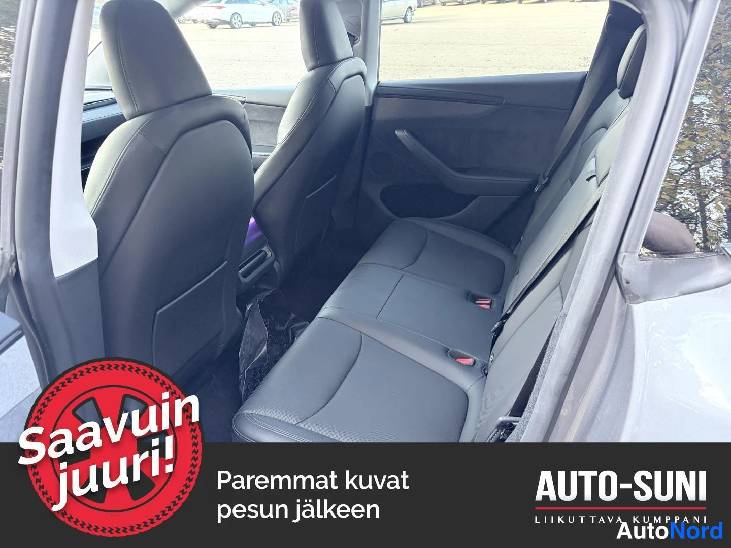 Muu: Takaistuin tummalla verhoilulla, kaksi nakyvaa istuinta ja takana avattu ovi.