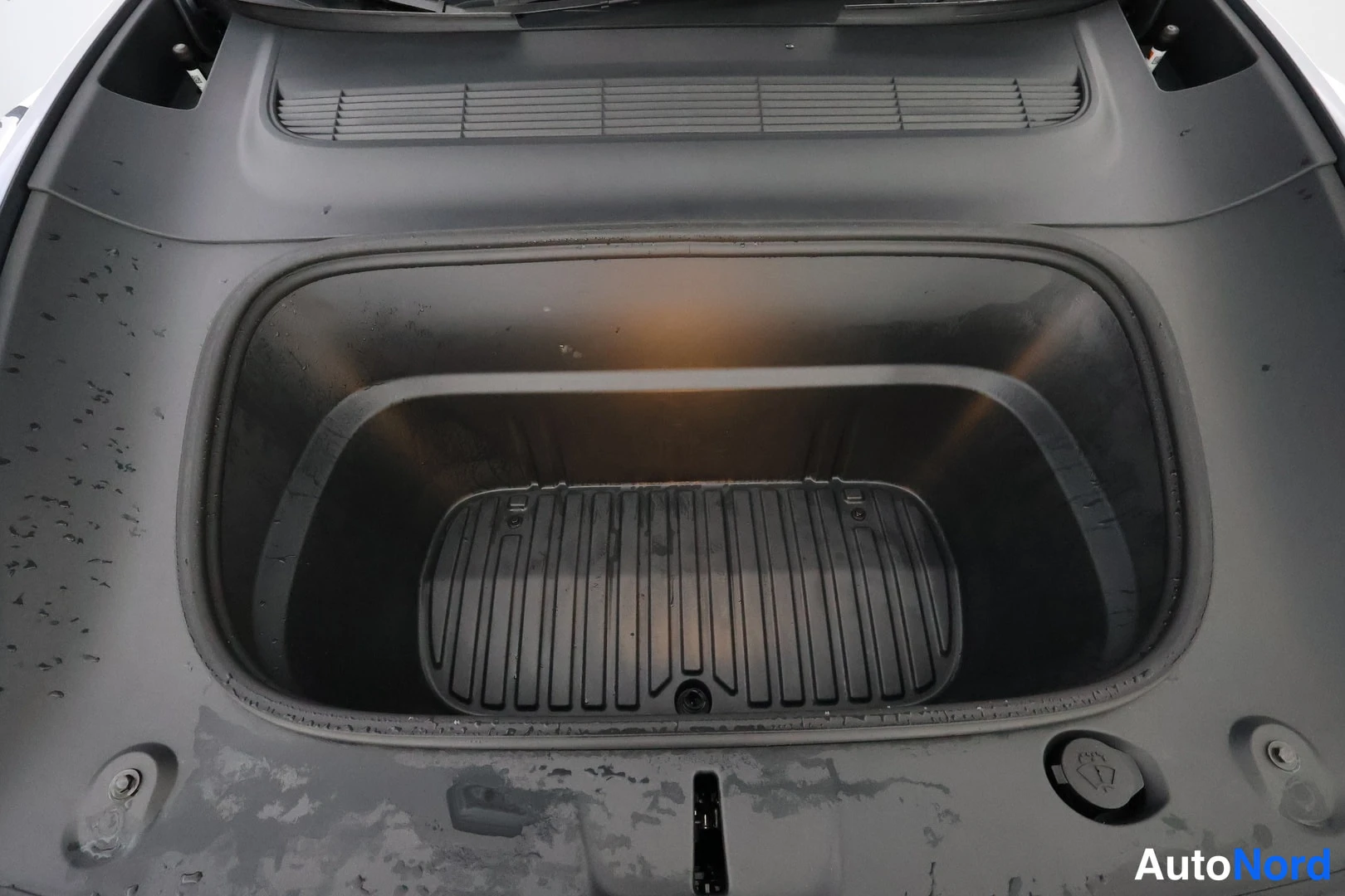 Hopea Tesla Model Y 2025, edestä, kuva 5