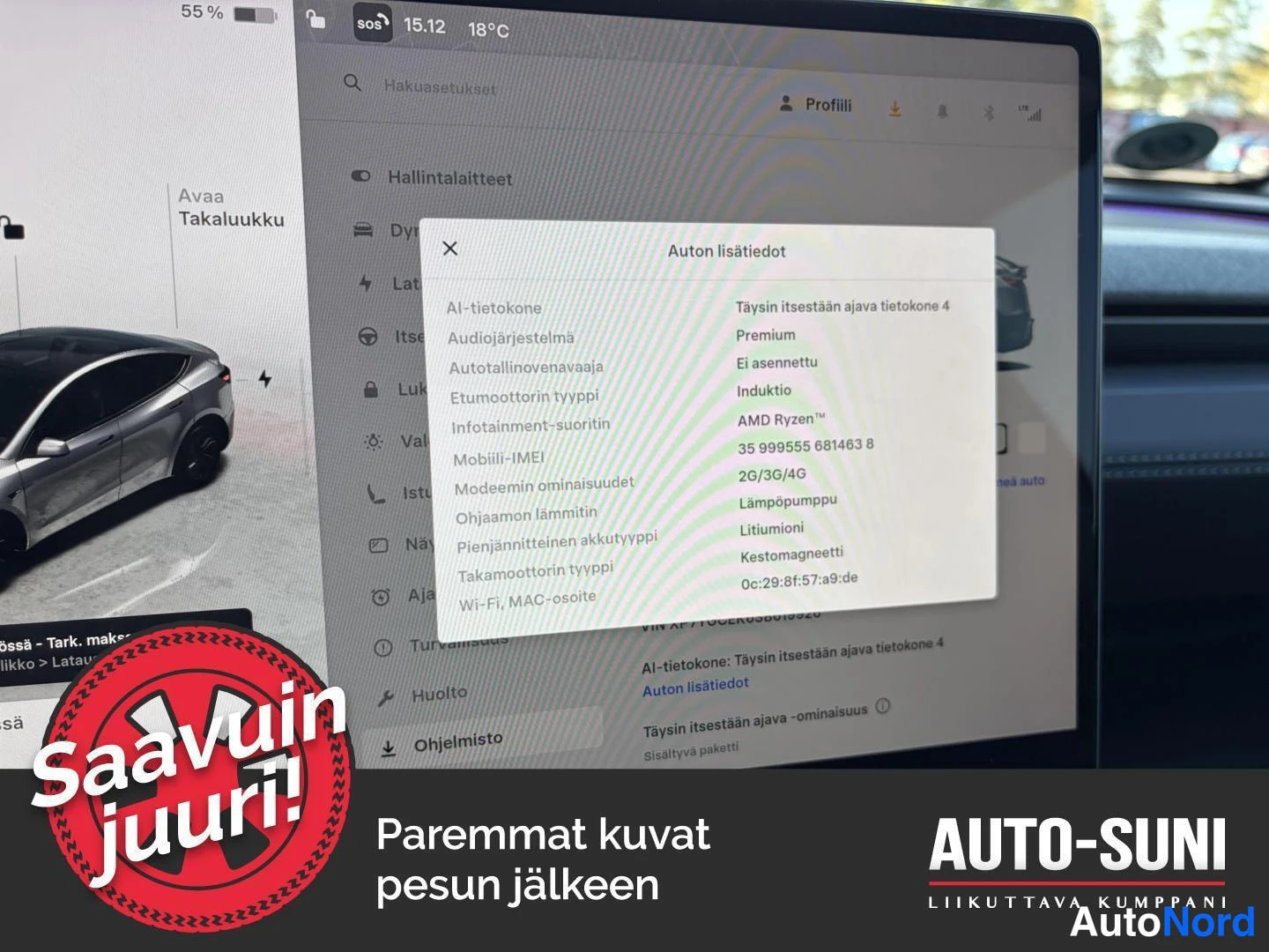 Muu: Auton infotainment-näyttö, jossa avoinna Auton lisätiedot -ikkuna, jossa luetellaan ajoneuvon laitteistotiedot.