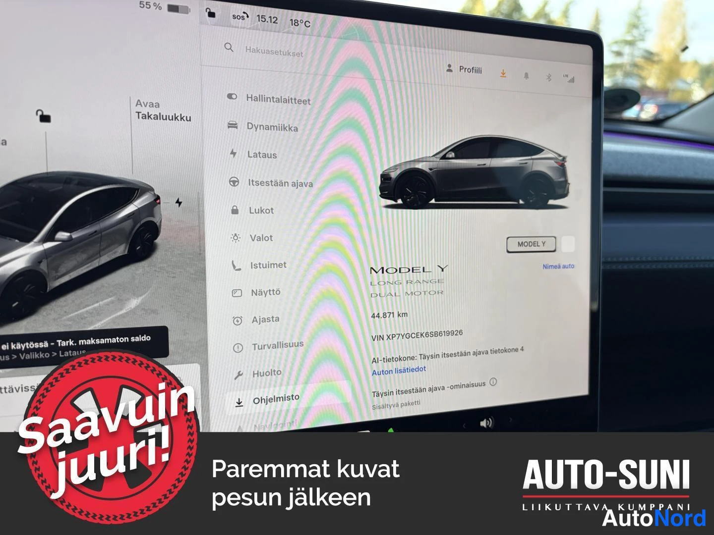 Muu: Auton infotainment-näyttö, jossa auton tiedot: MODEL Y, 44 871 km ja VIN, sekä auton kuvasymboli.