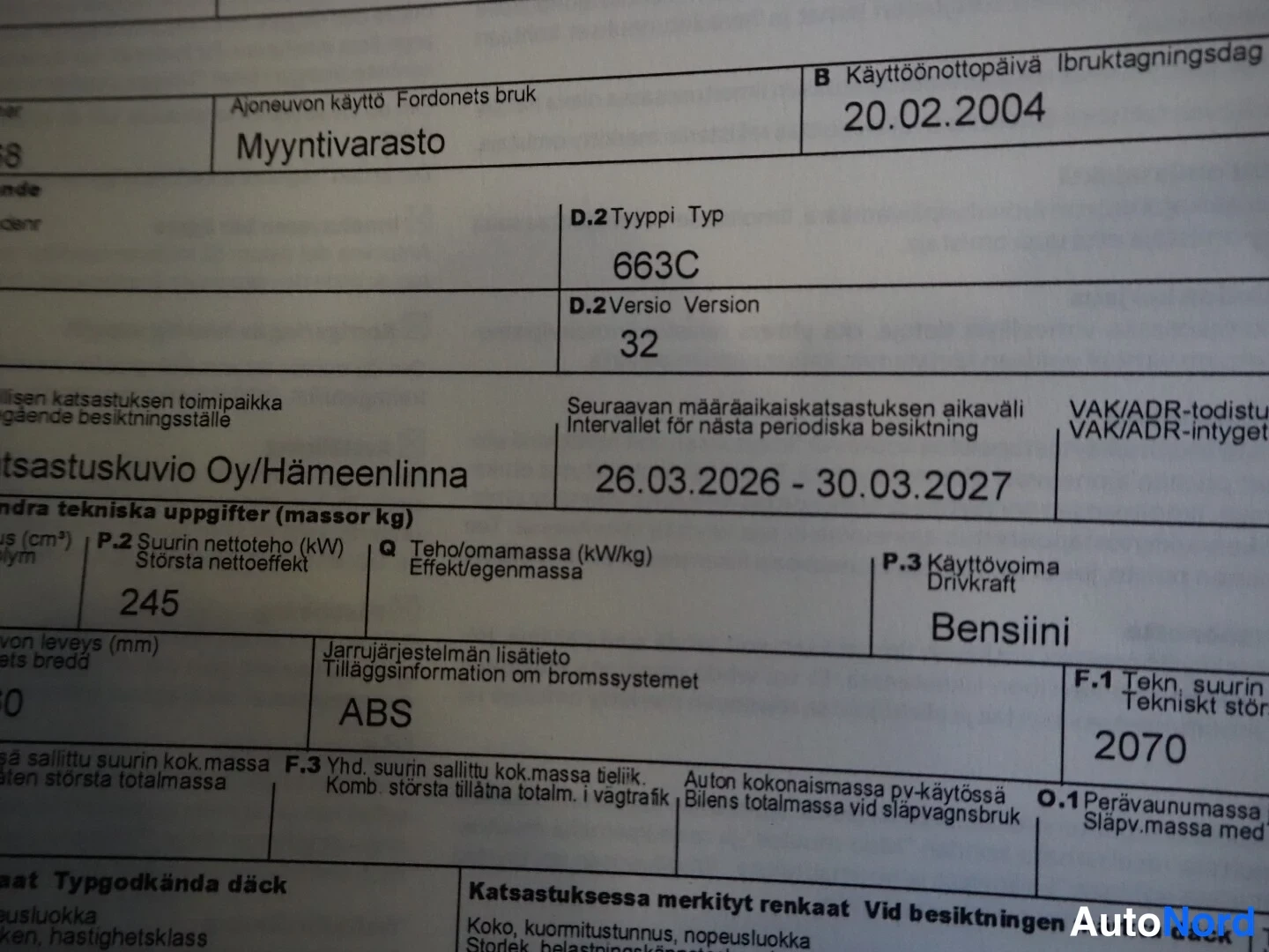 Asiakirja: Ajoneuvon rekisteriotteen dokumenttikuvan lähikuva, jossa näkyvät käyttöönottopäivä 20.02.2004, tyyppi 663C, versio 32, seuraavan katsastuksen aikaväli 26.03.20