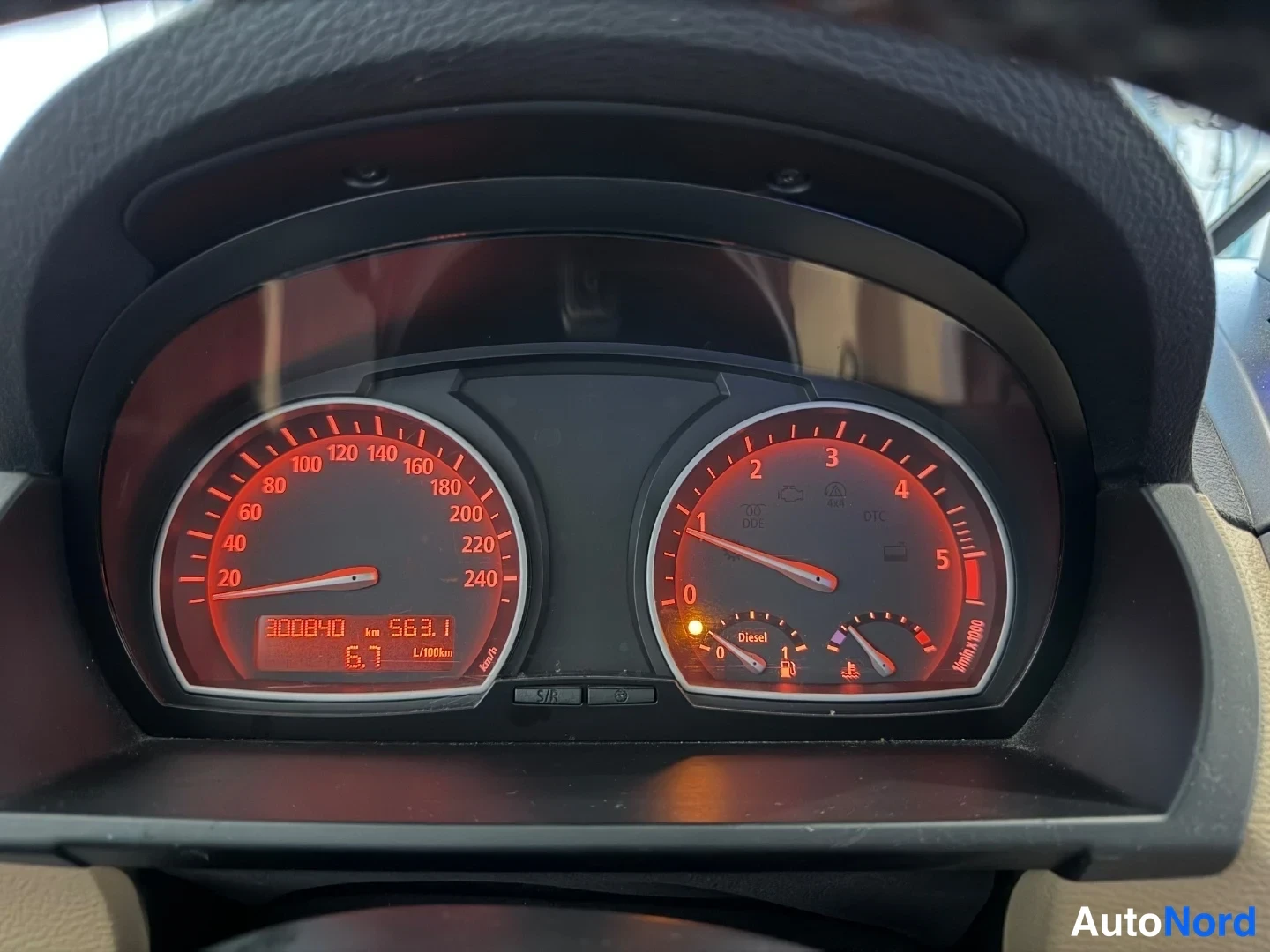 Muu: Kojelauta: mittarit näyttävät 300840 km, tämänhetkinen kulutus 6,7 l/100 km ja matka-odometri 563,1 km.