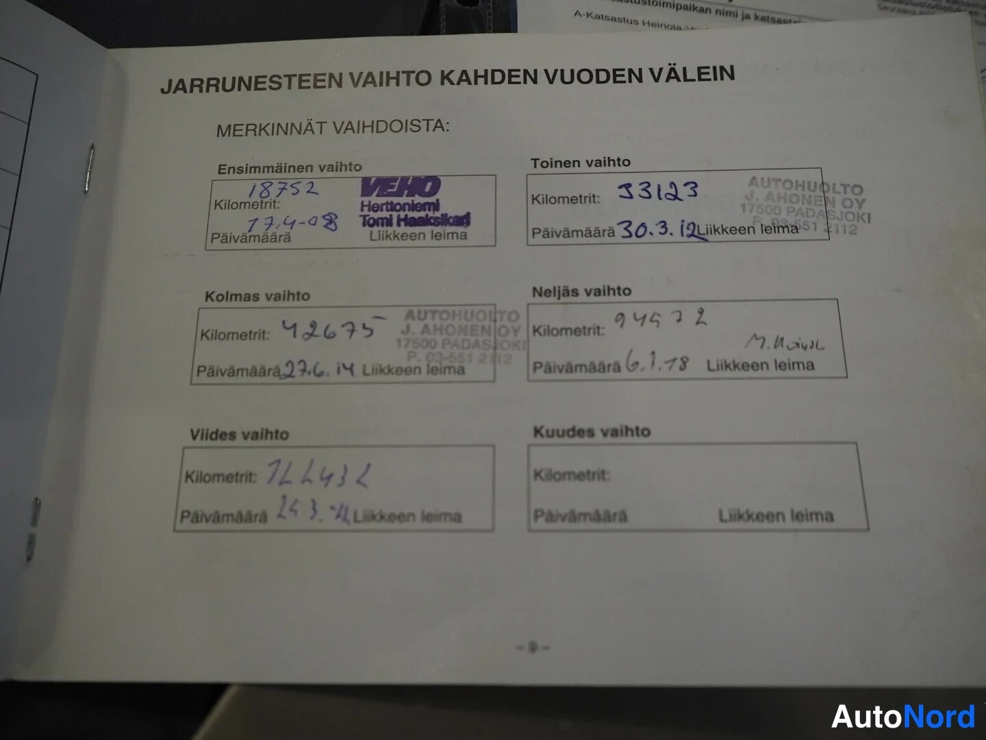 Muu: Huoltokirjan sivu, jossa otsikko 'JARRUNESTEEN VAIHTO KAHDEN VUODEN VÄLEIN' ja kentät Ensimmäinen vaihto (Kilometrit: 18752, Päivämäärä 17.4.-08), Toinen vaihto
