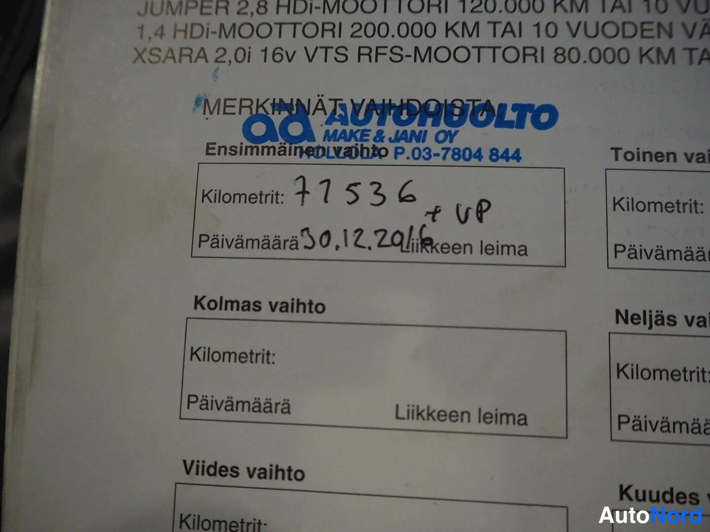 Muu: Huoltokirjan sivu, jossa näkyy otsikot 'JUMPER 2,8 HDi-MOOTTORI 120.000 KM TAI 10 VU...', '1,4 HDi-MOOTTORI 200.000 KM TAI 10 VUODEN VÄ...' ja 'XSARA 2,0i 16v V